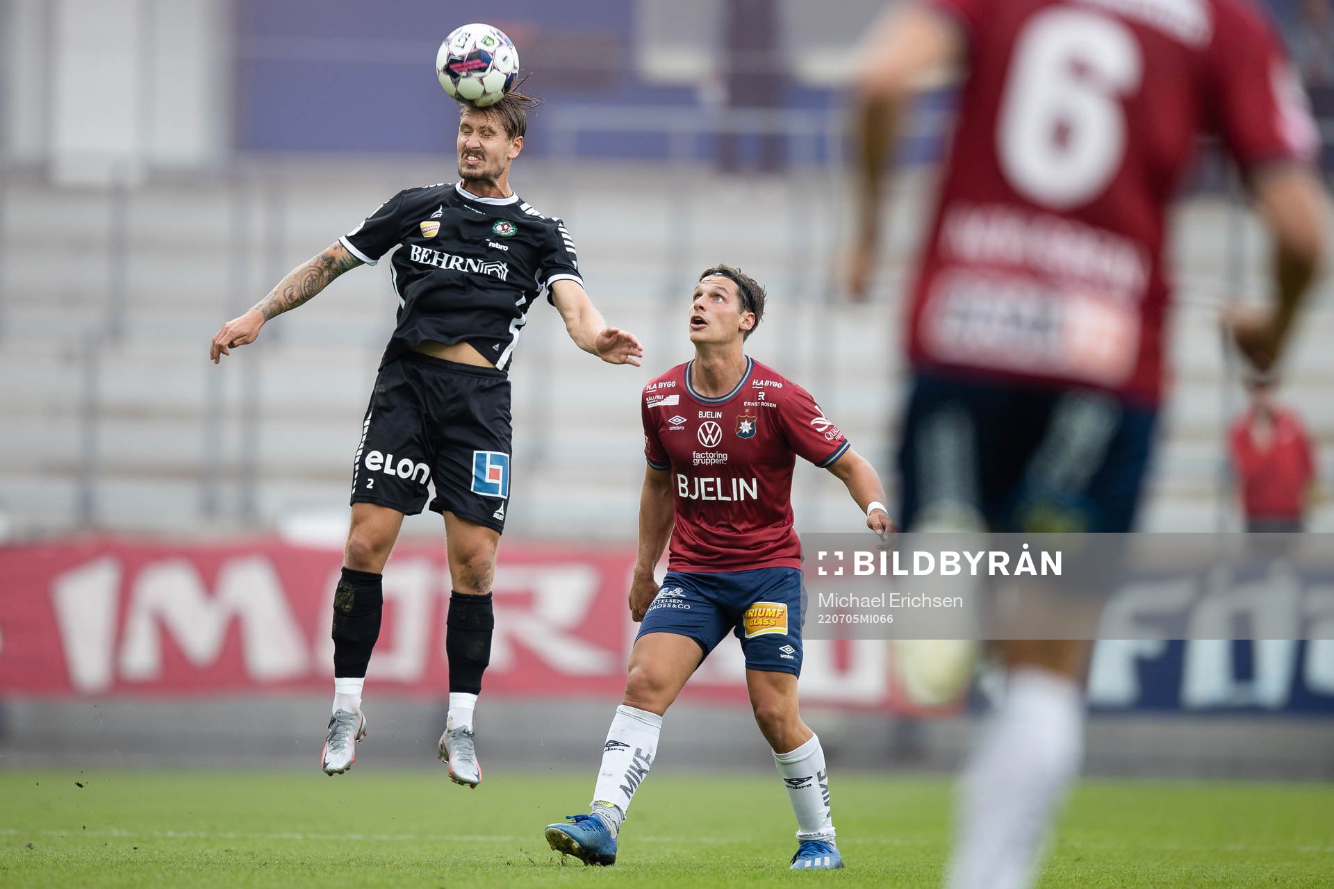 Örebros Daniel Björnquist och Örgrytes Kevin Ackermann under fotbollsmatchen i Superettan mellan Örgryte och Örebro den 5 juli 2022 i Göteborg.