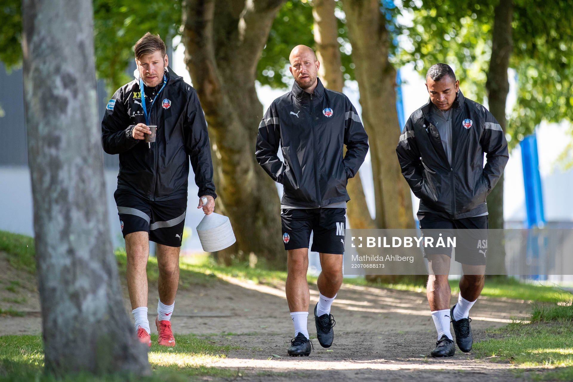 Assisterande tränare Max Lindén, tränare Mattias Lindström och tränare Alvaro Santos under en träning med Helsingborg den 6 juli 2022 i Helsingborg.