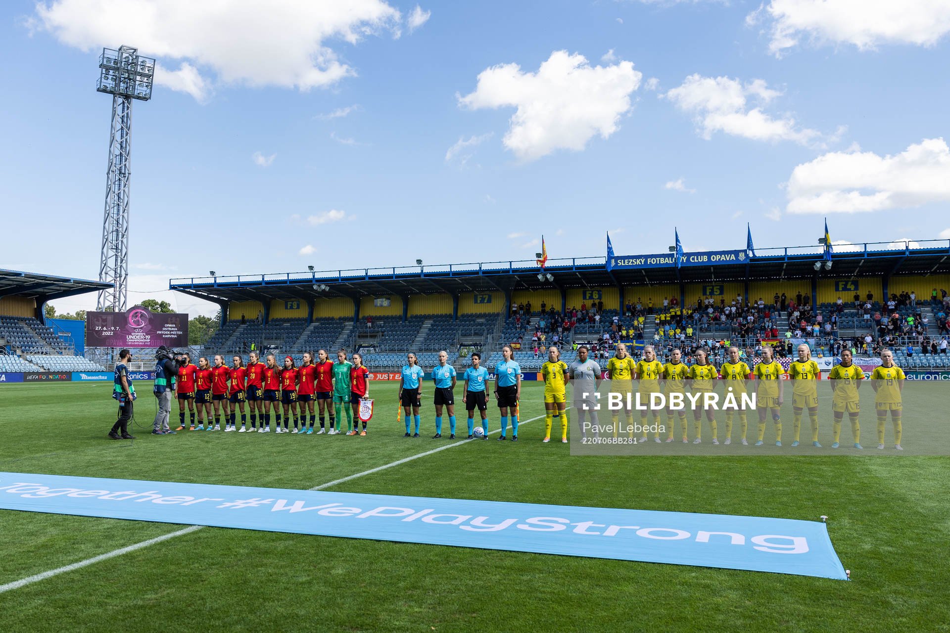 Players of Sweden and Spain