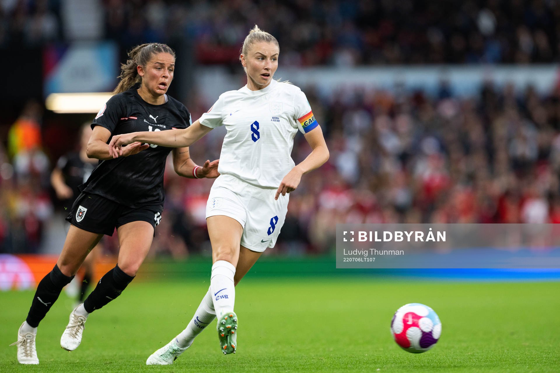 Laura Feiersinger of Austria and Leah Williamson of England