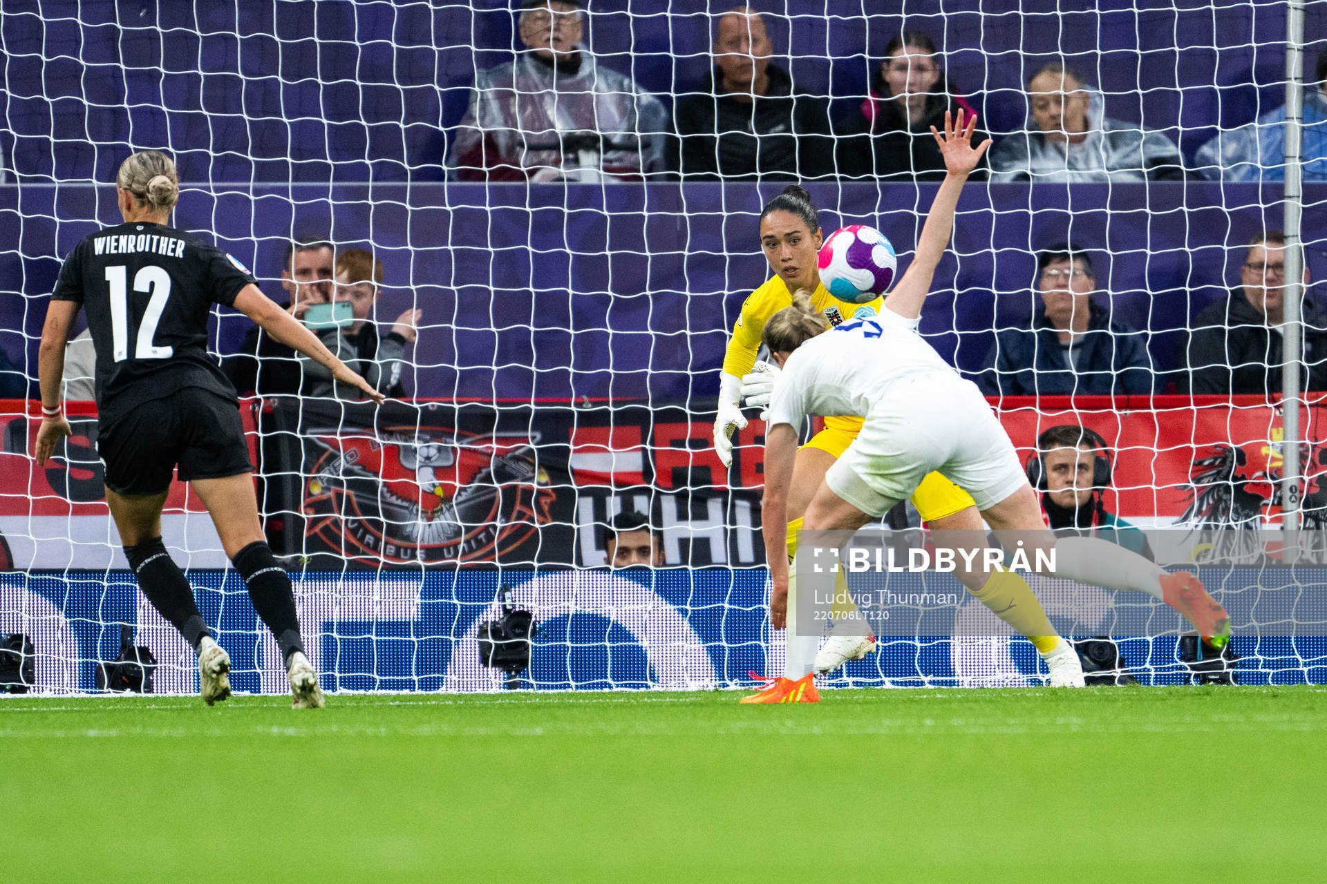 Ellen White of England and goalkeeper Manuela Zinsberger of