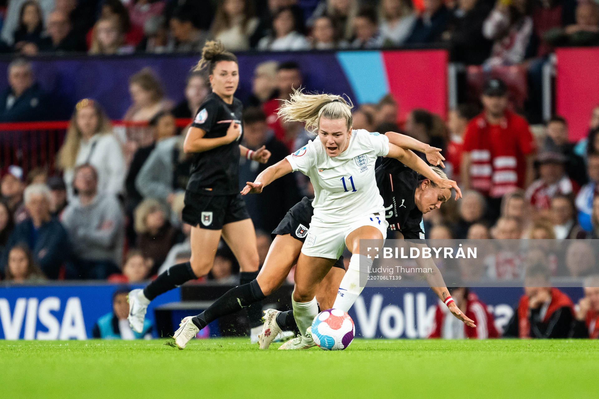Lauren Hemp of England and Laura Wienroither of Austria