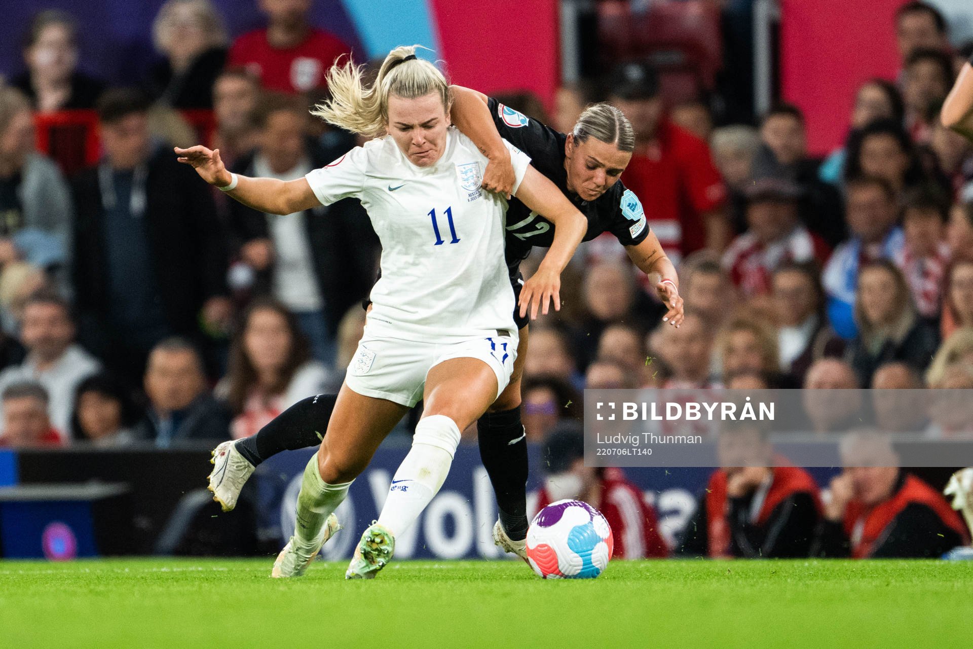 Lauren Hemp of England and Laura Wienroither of Austria