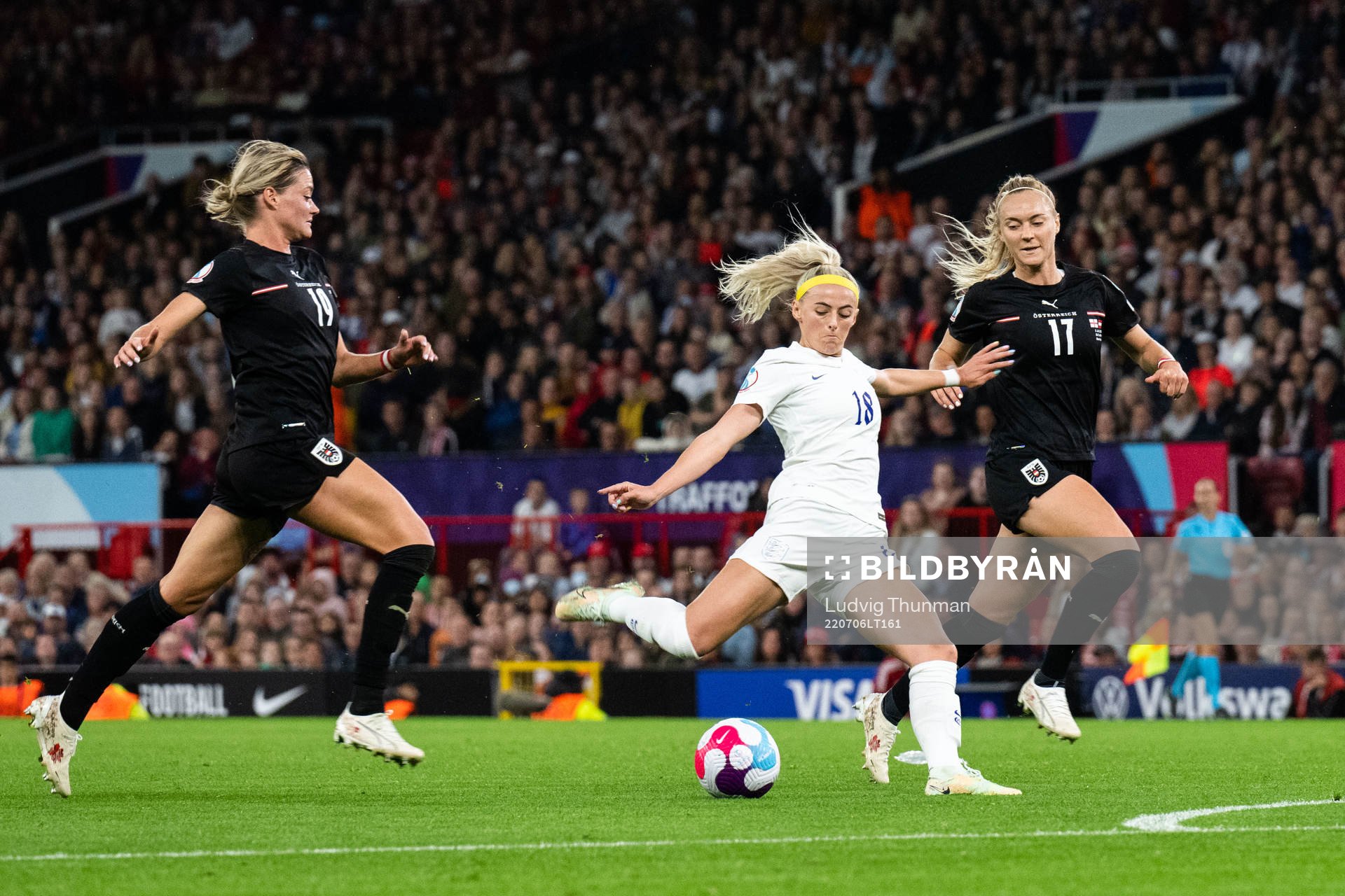 Chloe Kelly of England and Sarah Puntigam of Austria