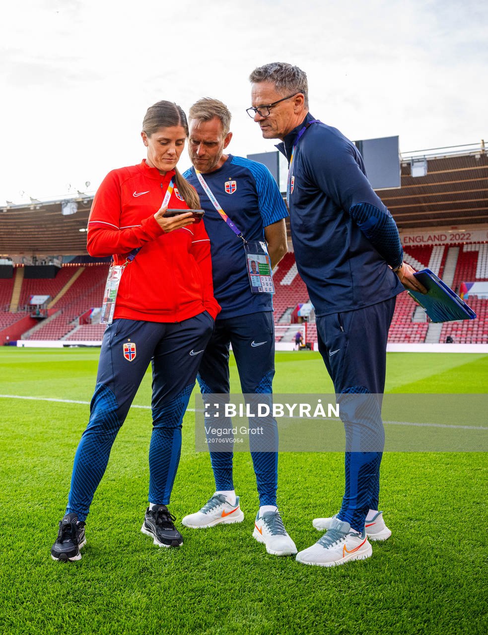 Maren Mjelde, head coach Martin Sjögren and press officer