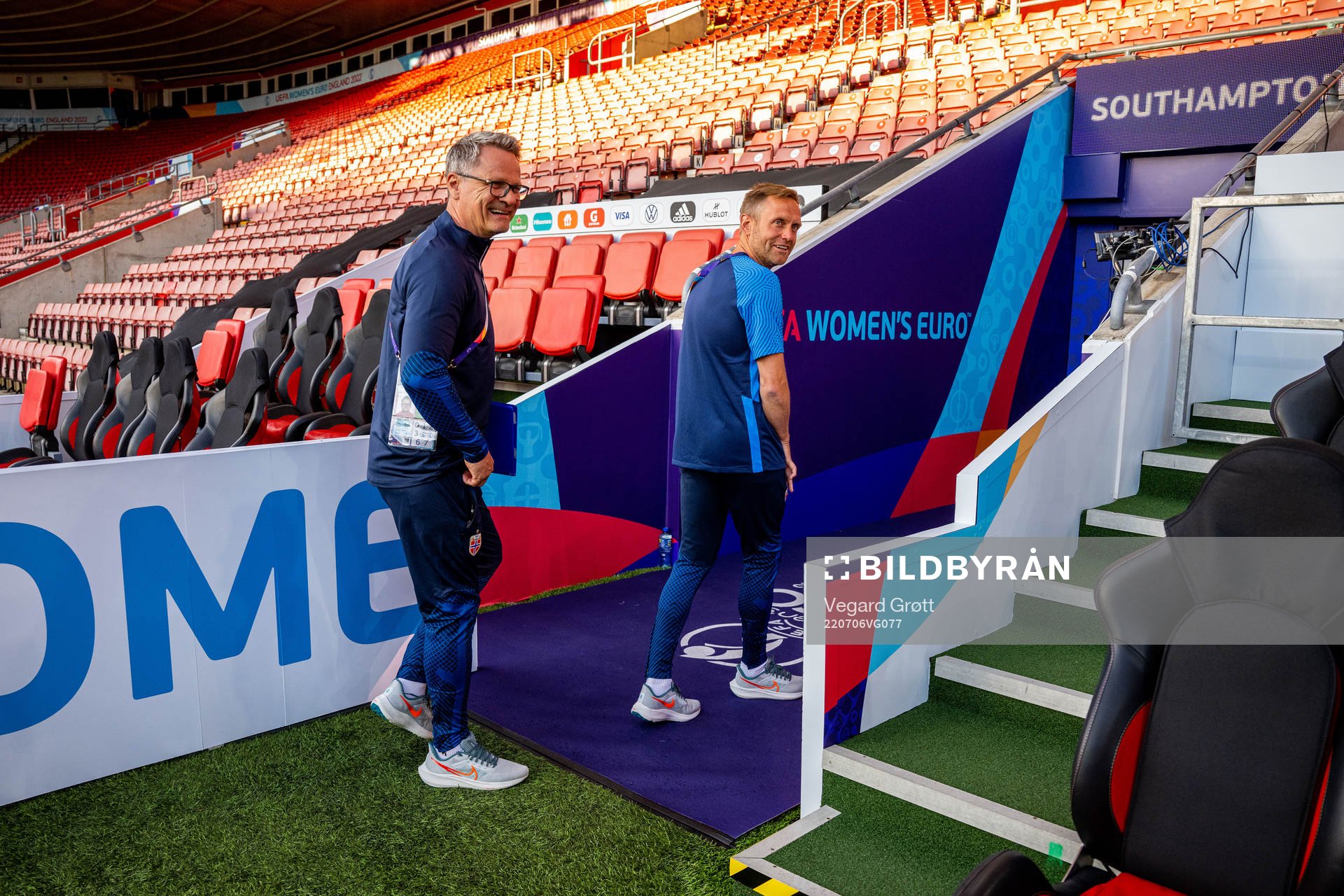 Press officer Halvor Lea and head coach Martin Sjögren of