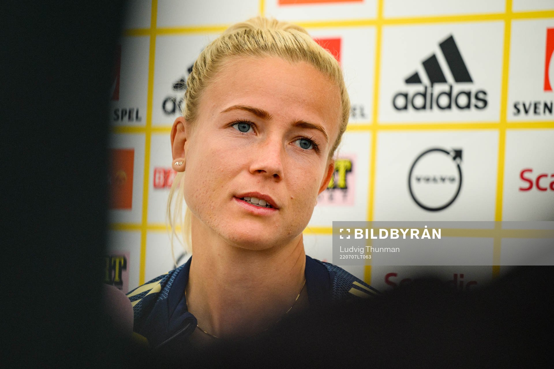 Hanna Glas is interviewed by the media