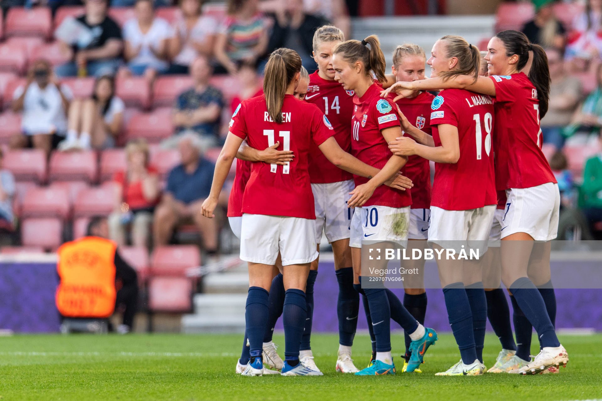 Caroline Graham Hansen of Norway celebrates with team mates