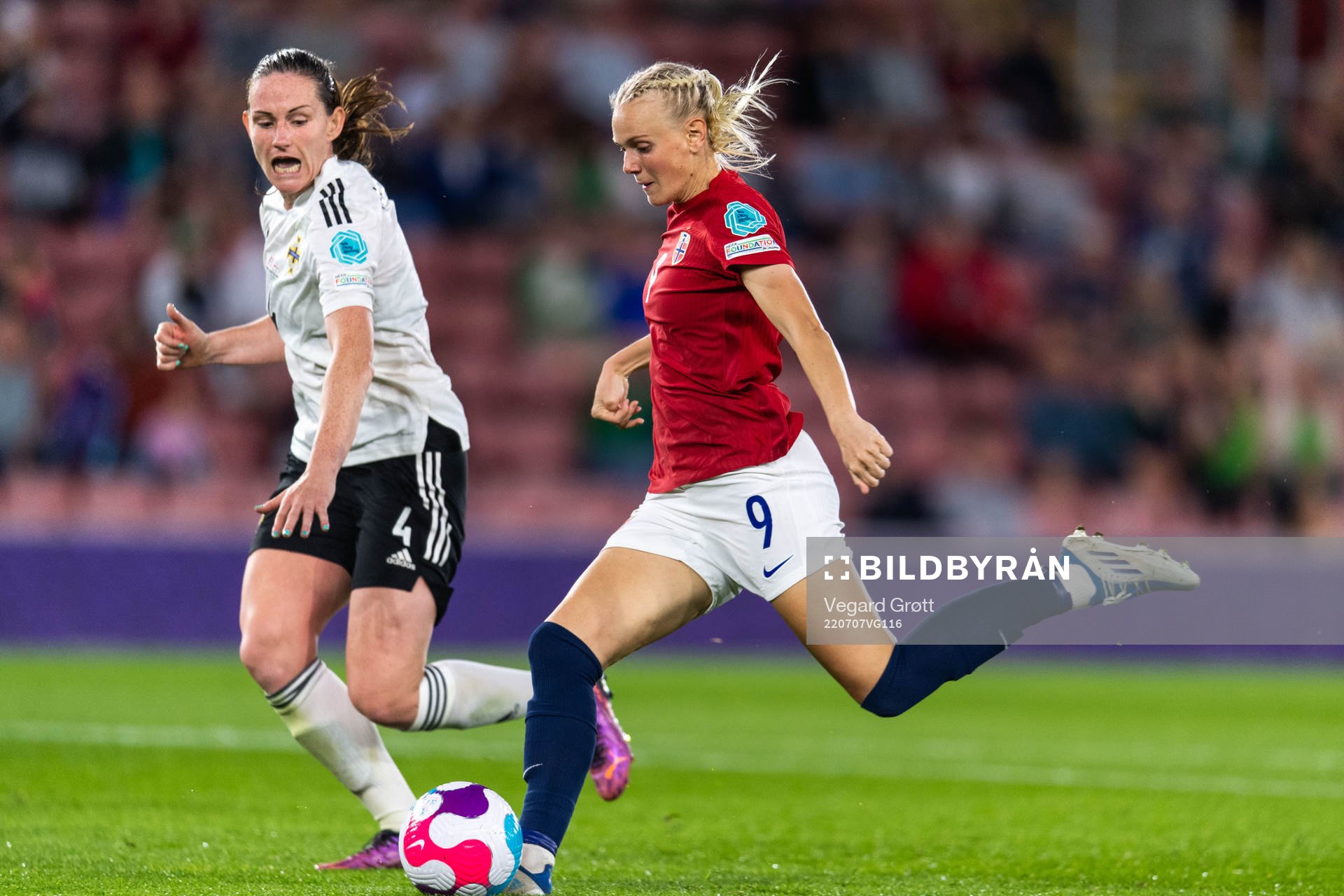 Sarah McFadden of Northern Ireland and Karina Sævik of