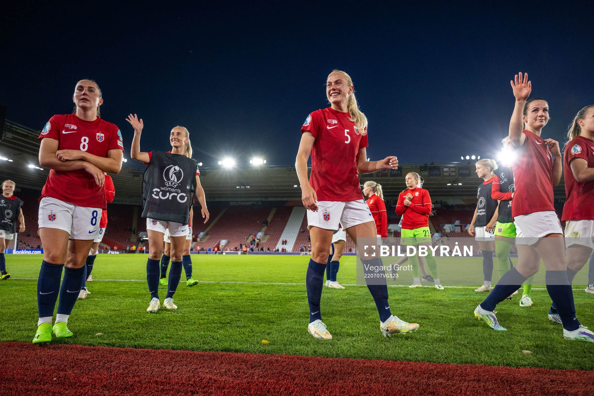 Guro Bergsvand and players of Norway celebrate