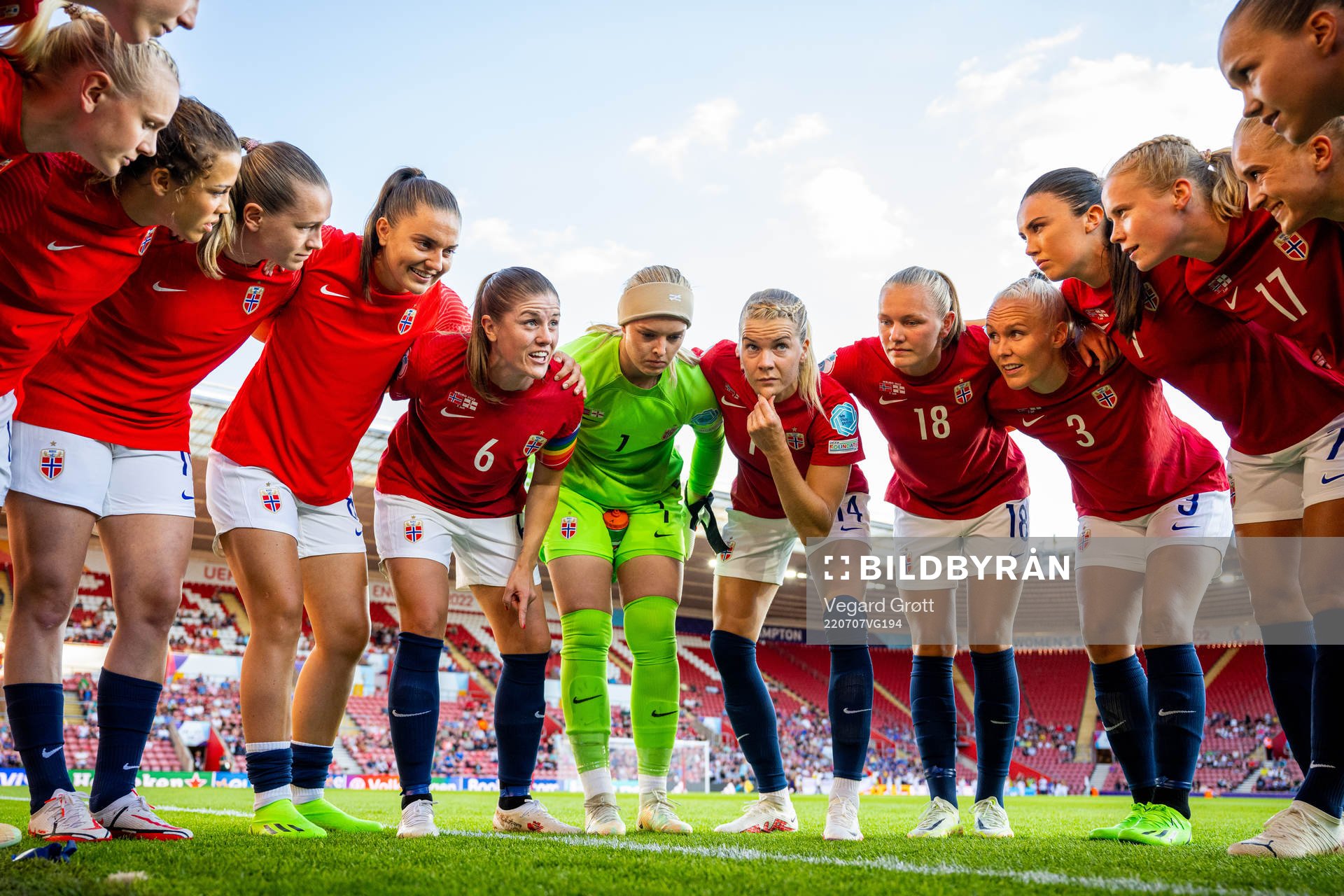 Karina Sævik, Celin Bizet Ildhusøy, Elisabeth Terland, Vilde Bøe Risa, Maren Mjelde, goalkeeper Guro Pettersen, Ada Hegerberg, Frida Maanum, Maria Thorisdottir, Ingrid Syrstad Engen, Julie Blakstad, Amalie Eikeland and Guro Reiten of Norway gather in a circle ahead of the UEFA Women's Euro 2022 group stage match between Norway and Northern Ireland on July 7, 2022 in Southampton.
