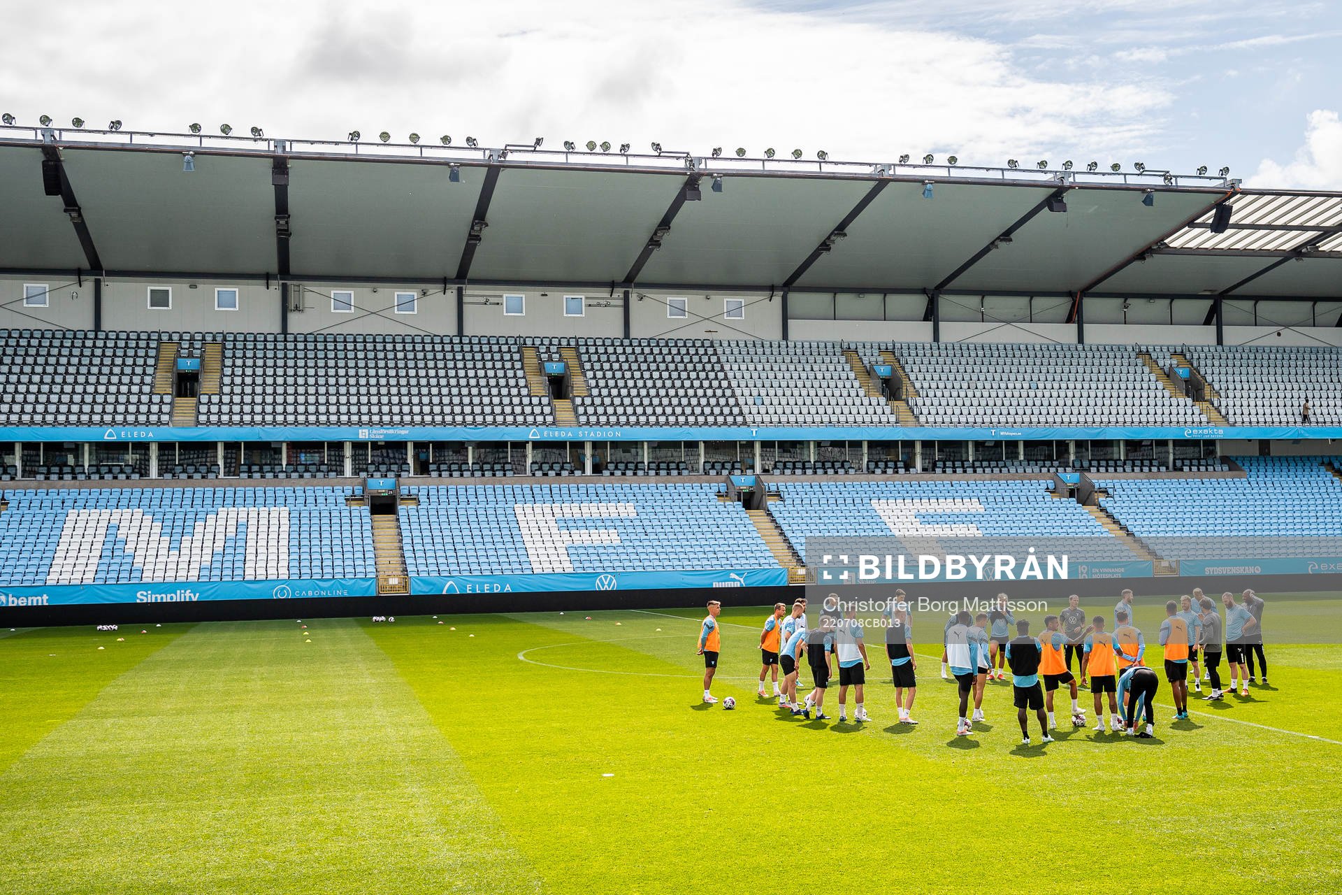 Spelarna samlas under en träning med Malmö FF den 8 juli 2022 i Malmö. 