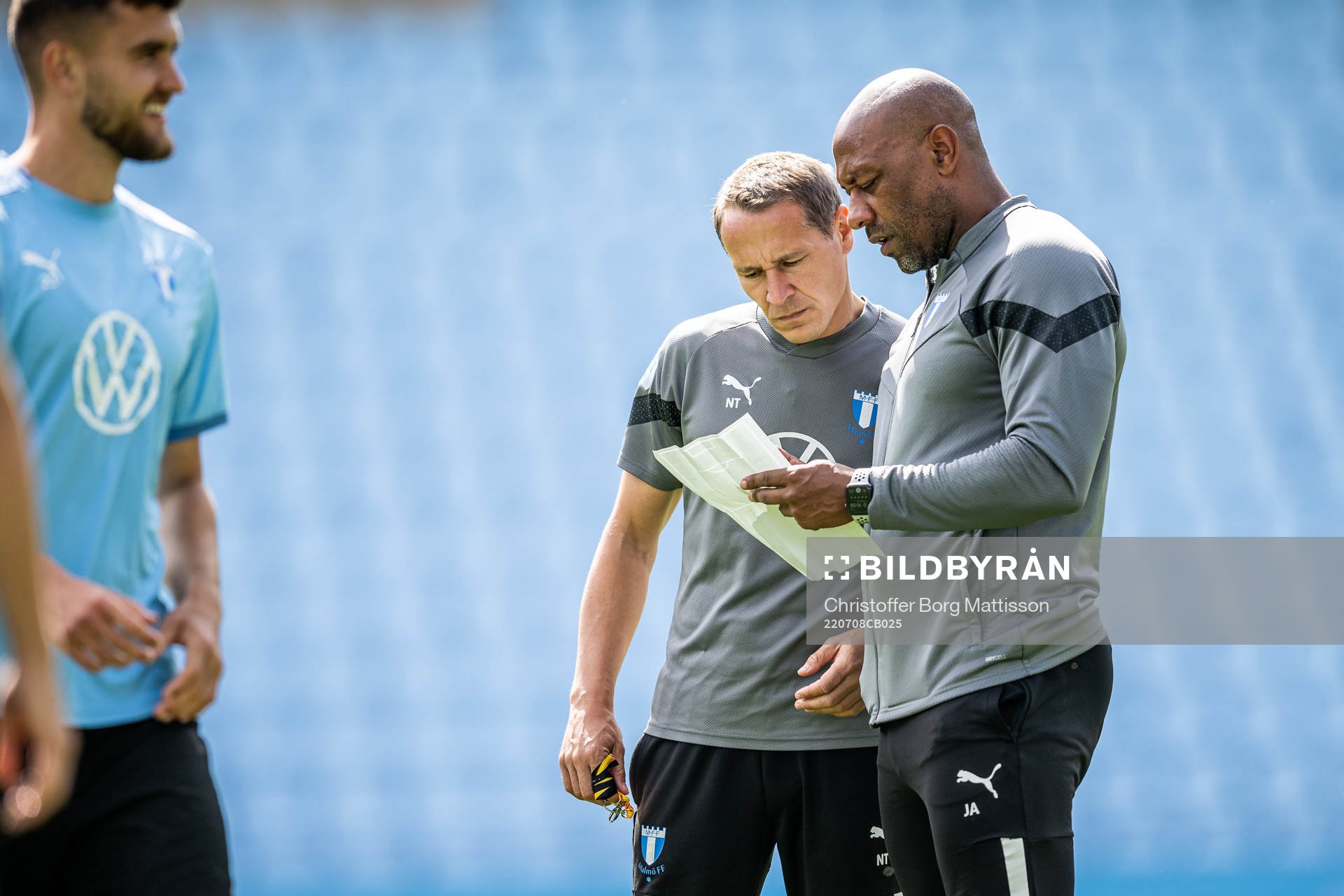 Assisterande tränare Nikola Trajkovic och Jeffrey Aubynn under en träning med Malmö FF den 8 juli 2022 i Malmö. 