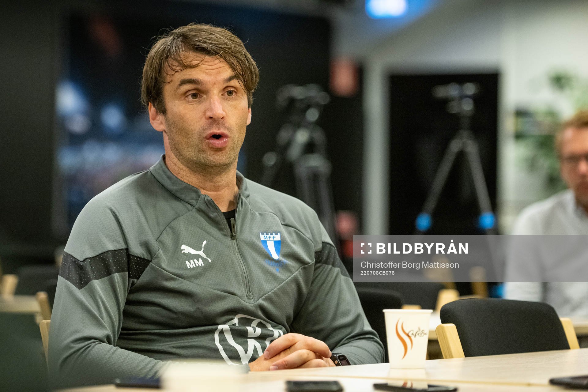 Tränare Milos Milojevic i samtal med media efter en träning med Malmö FF den 8 juli 2022 i Malmö. 