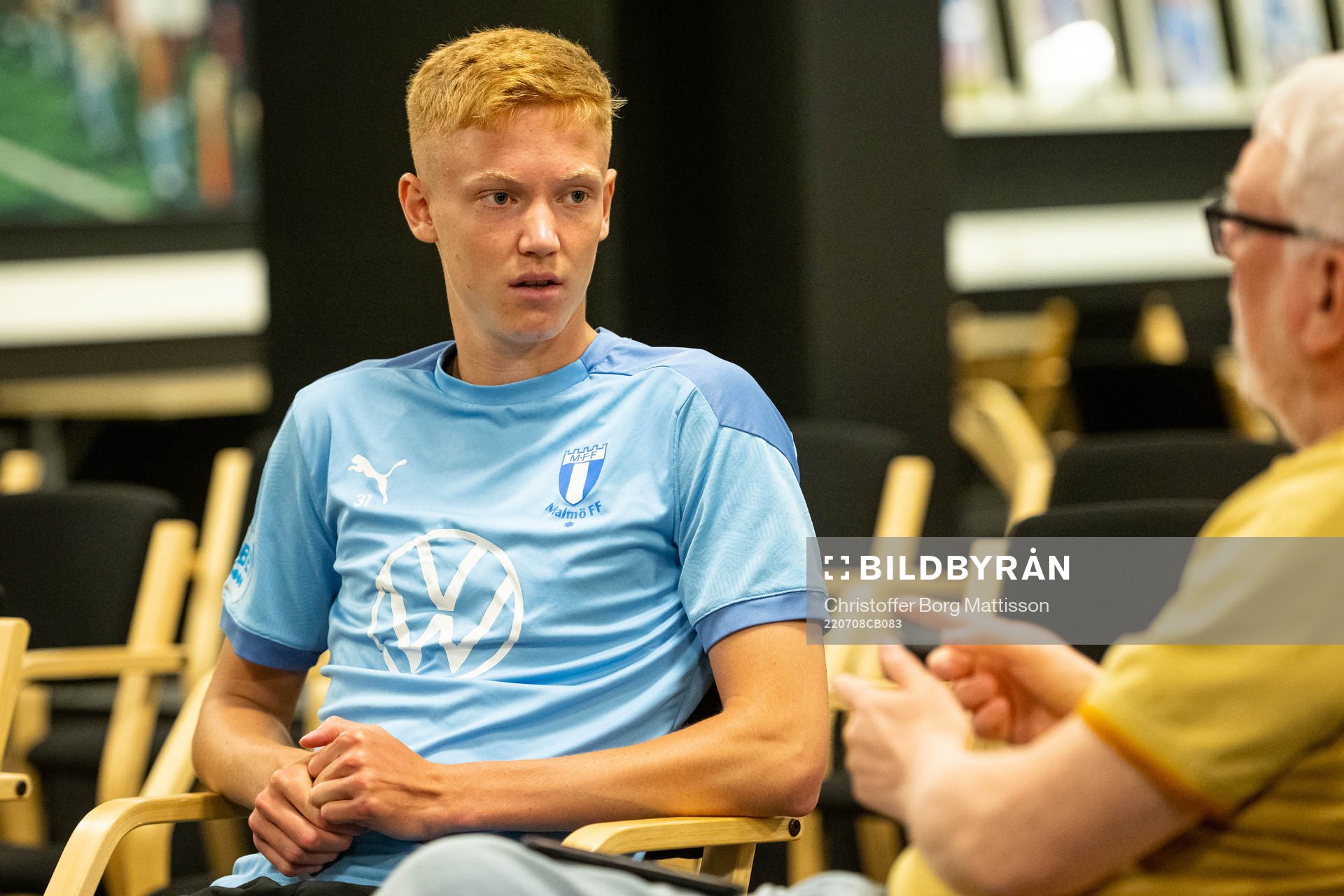 Hugo Larsson i samtal med media