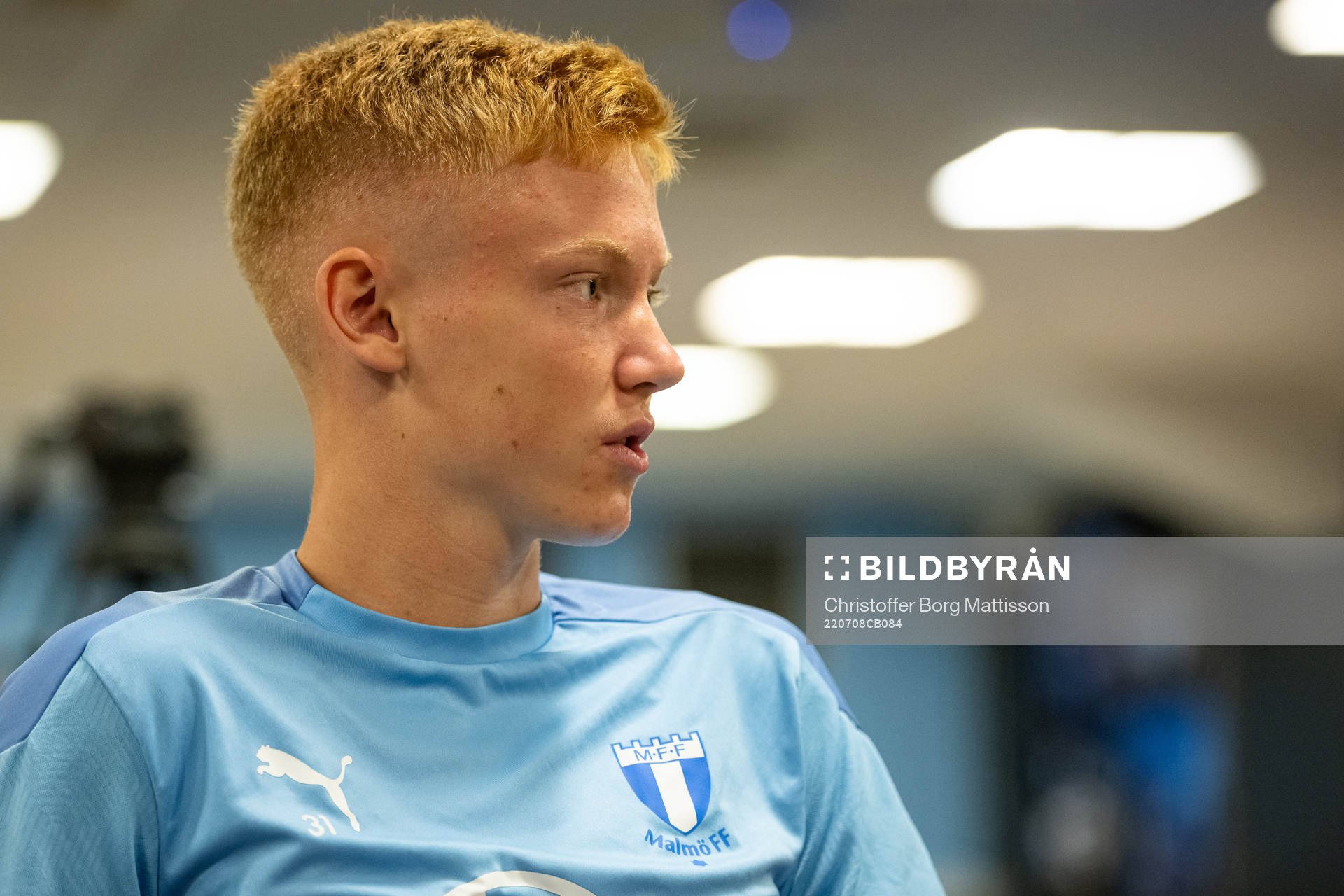 Hugo Larsson i samtal med media efter en träning med Malmö FF den 8 juli 2022 i Malmö. 