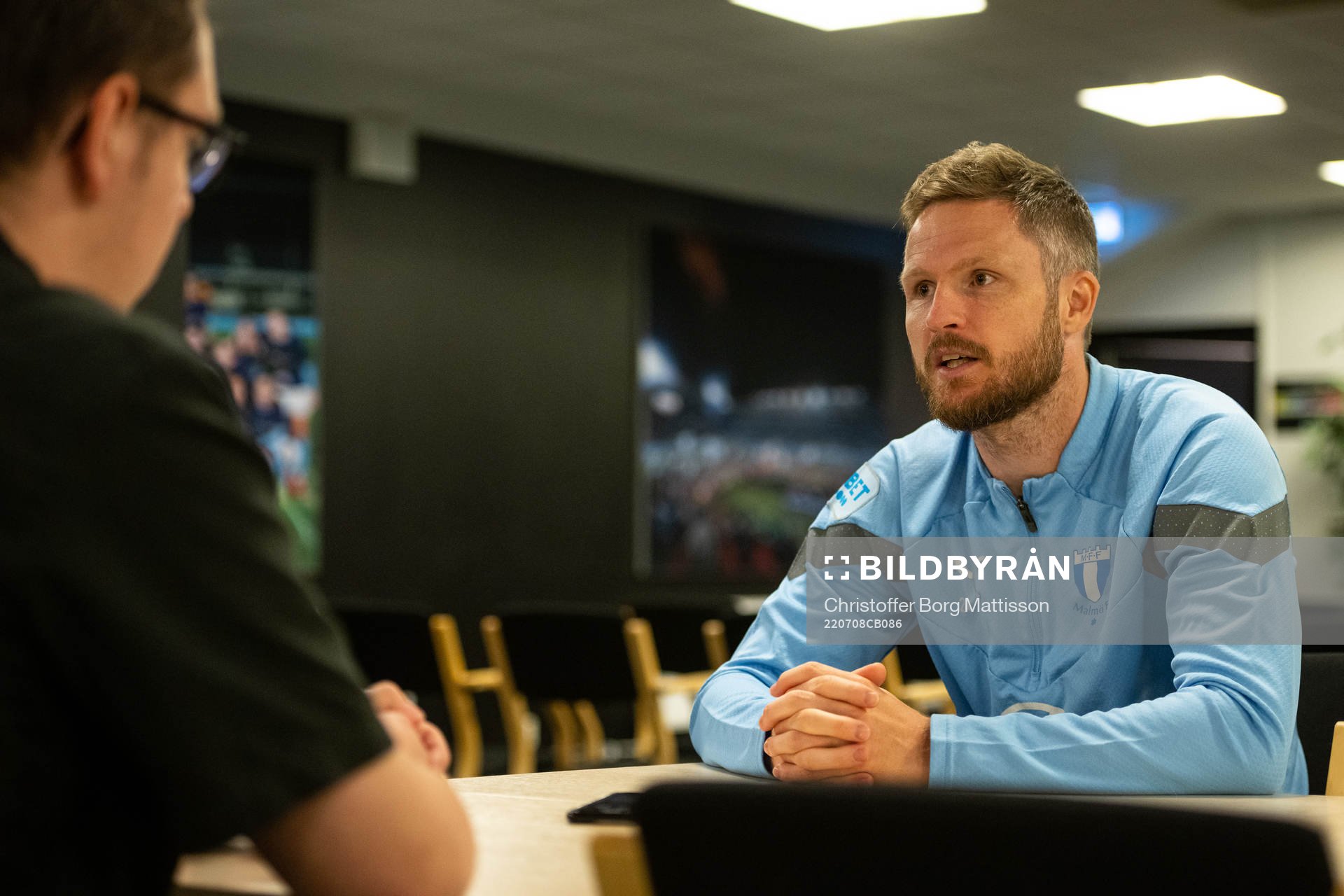 Lasse Nielsen i samtal med media efter en träning med Malmö FF den 8 juli 2022 i Malmö. 