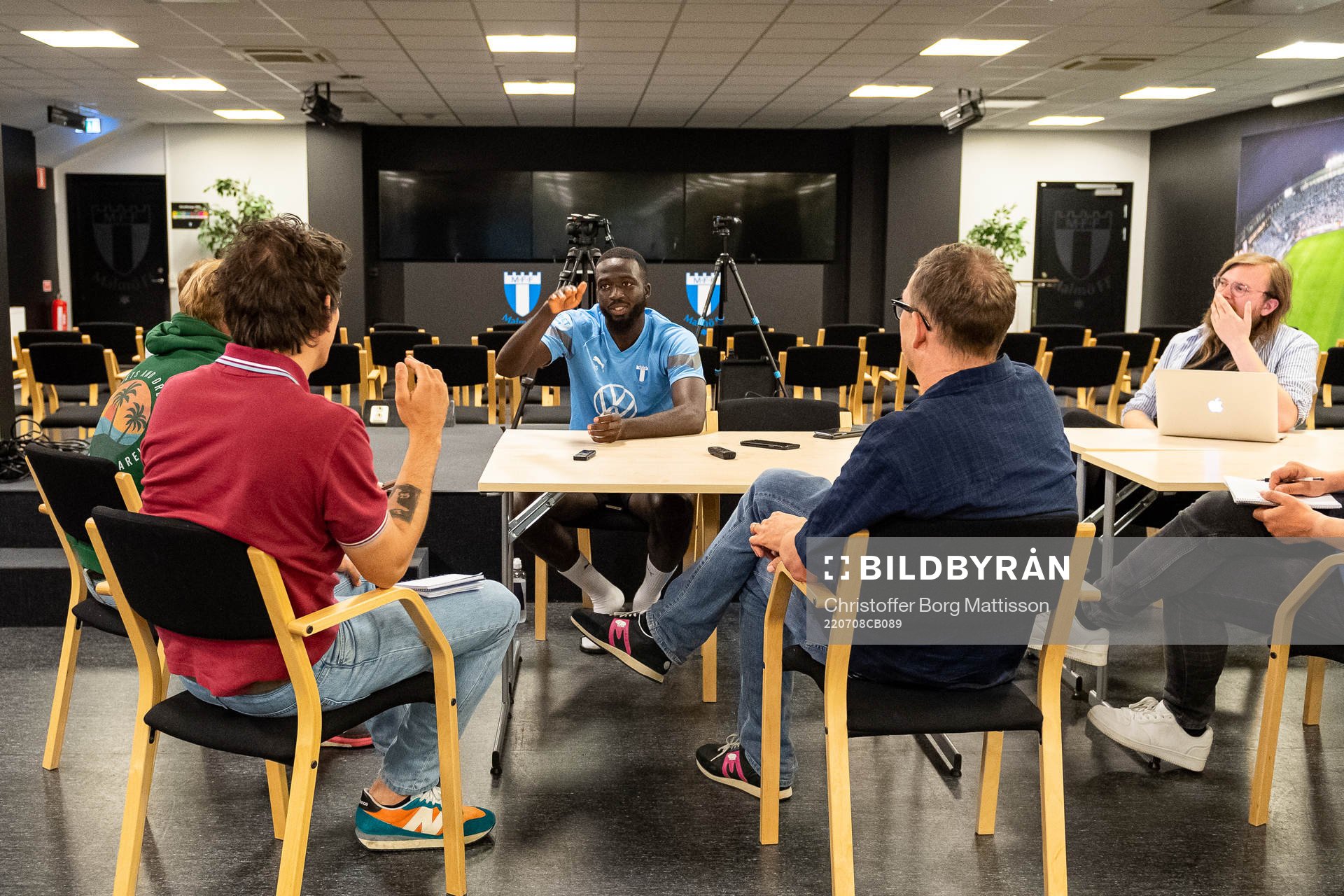 Mahame Siby i samtal med media efter en träning med Malmö FF den 8 juli 2022 i Malmö. 