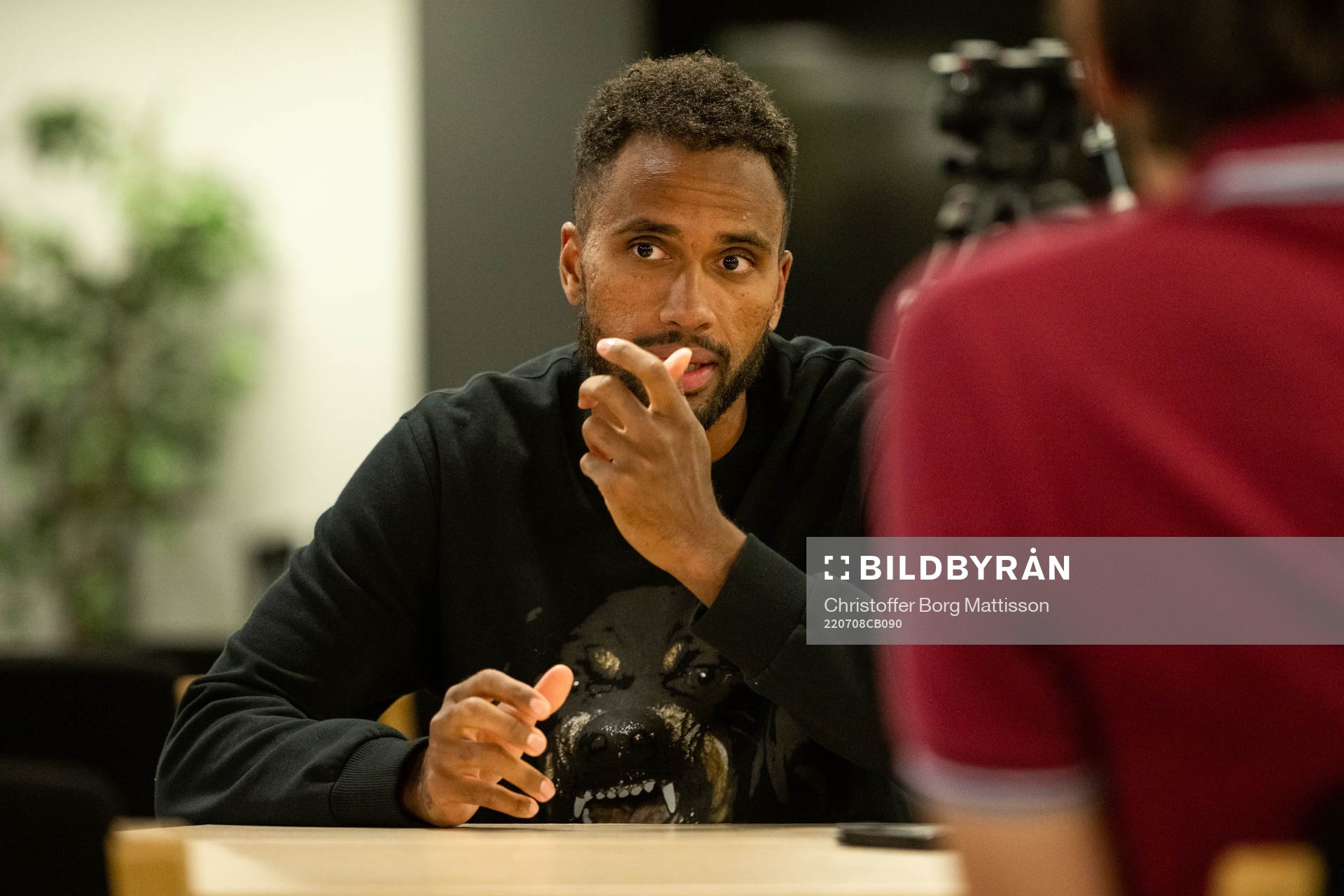 Isaac Kiese Thelin i samtal med media