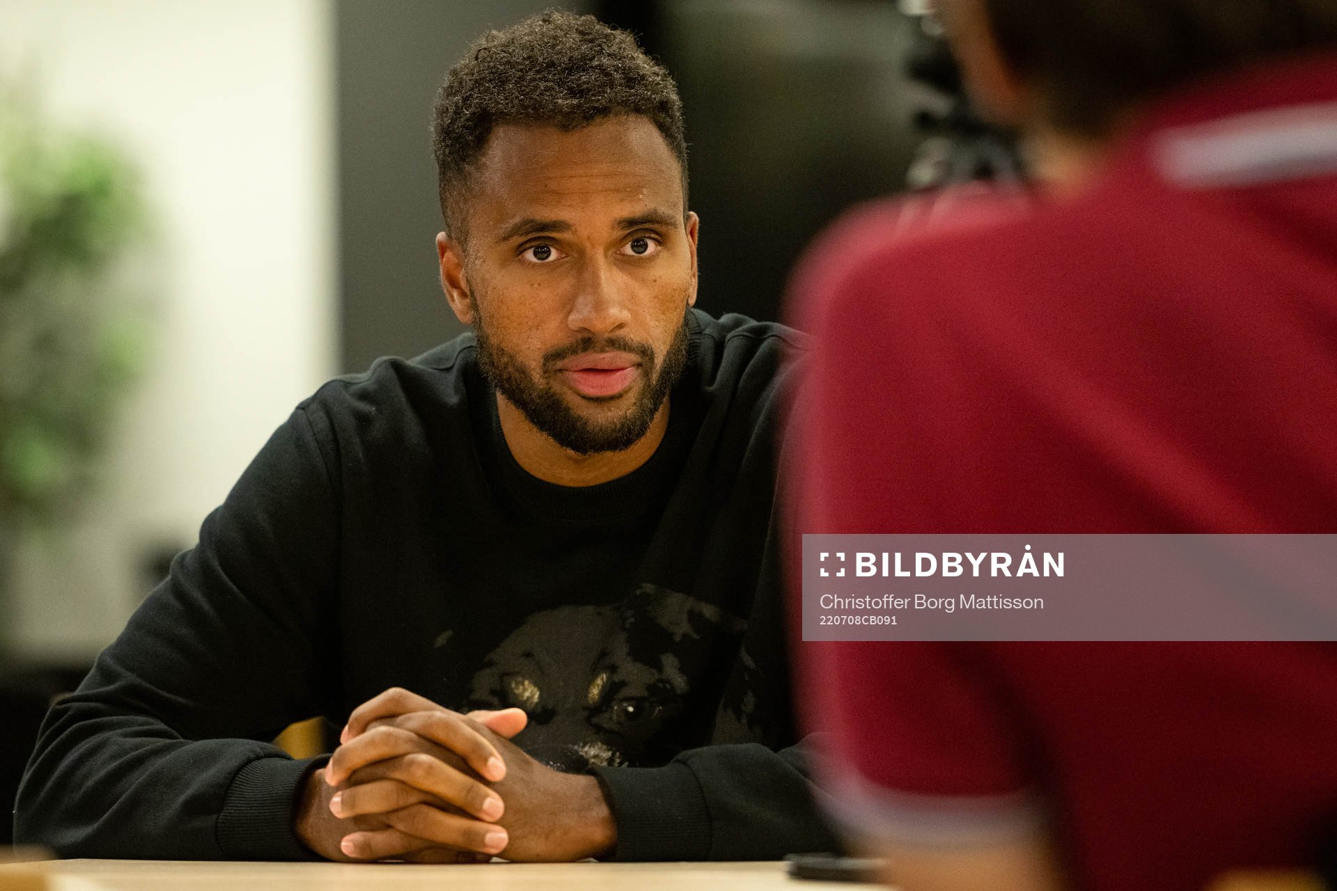 Isaac Kiese Thelin i samtal med media