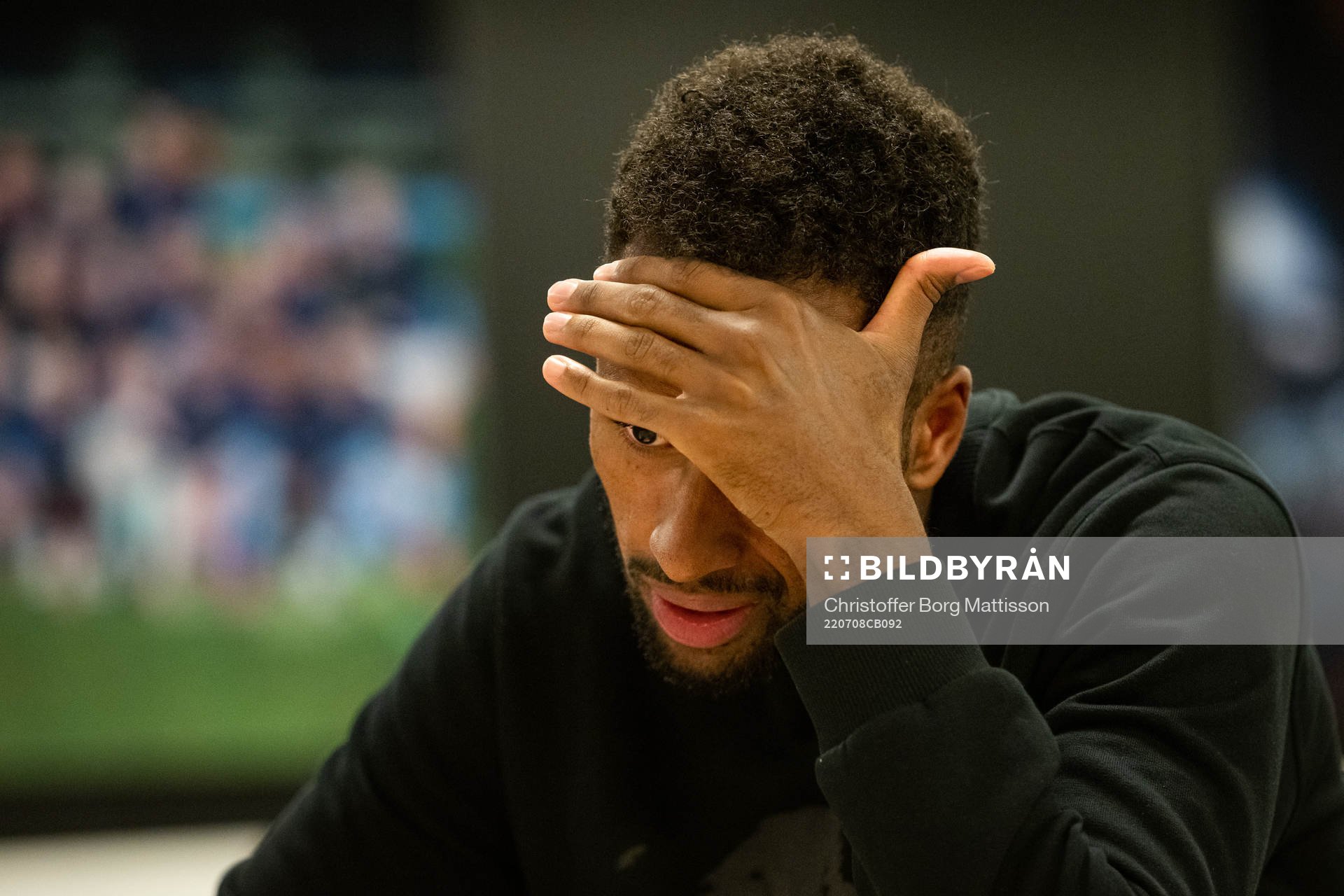 Isaac Kiese Thelin i samtal med media