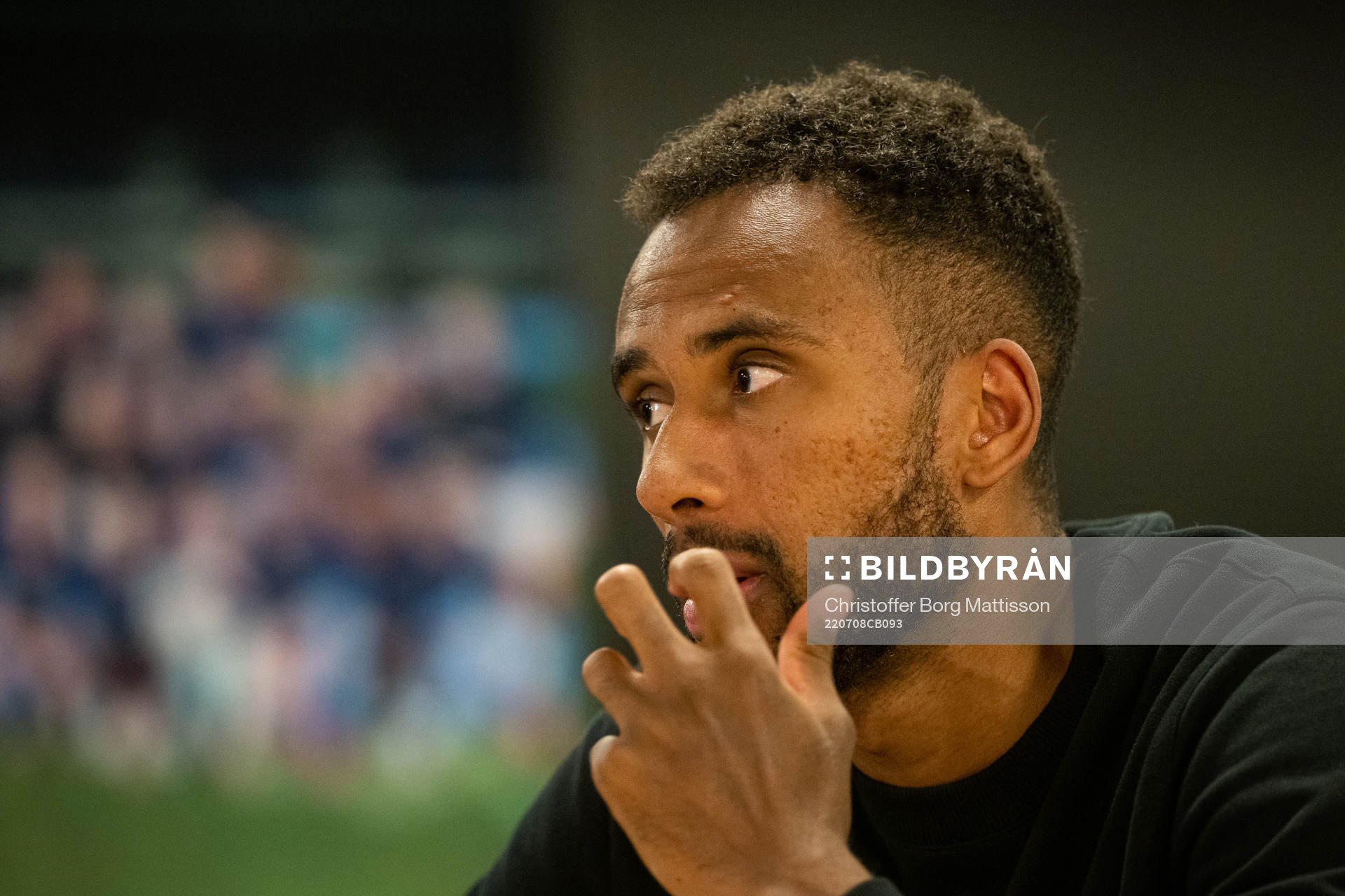 Isaac Kiese Thelin i samtal med media