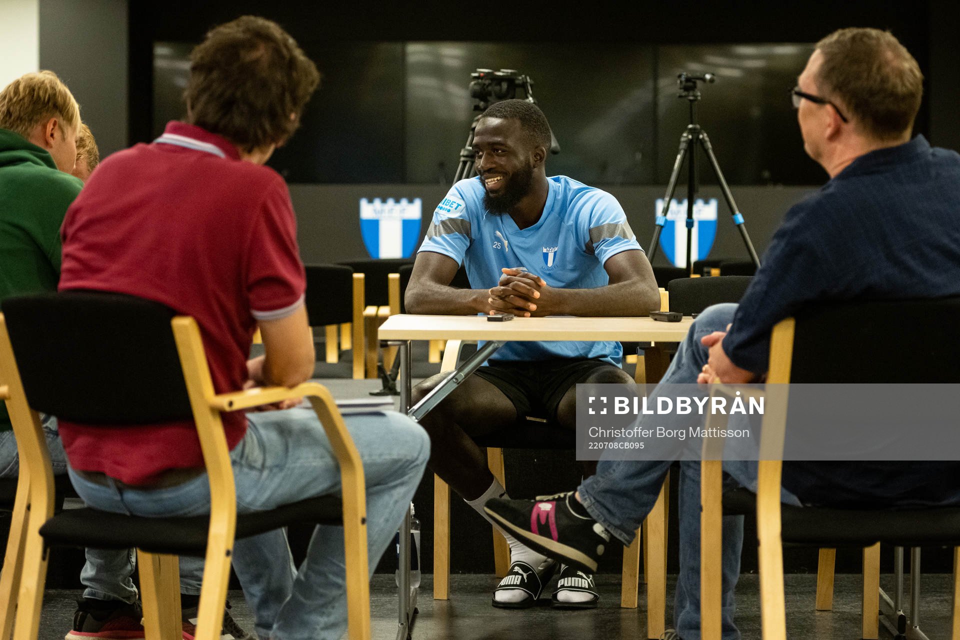 Mahame Siby i samtal med media efter en träning med Malmö FF den 8 juli 2022 i Malmö. 