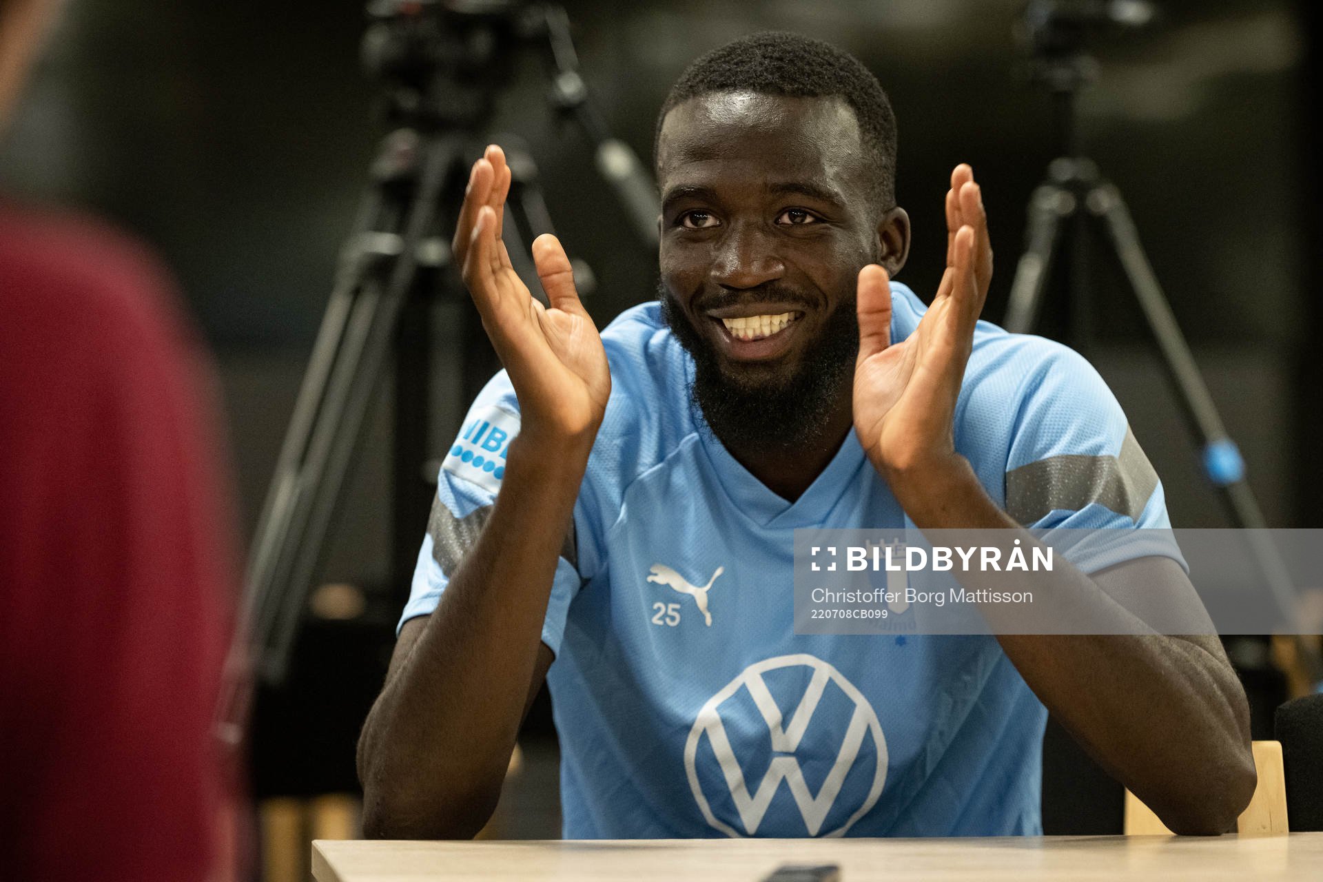 Mahame Siby i samtal med media efter en träning med Malmö FF den 8 juli 2022 i Malmö. 