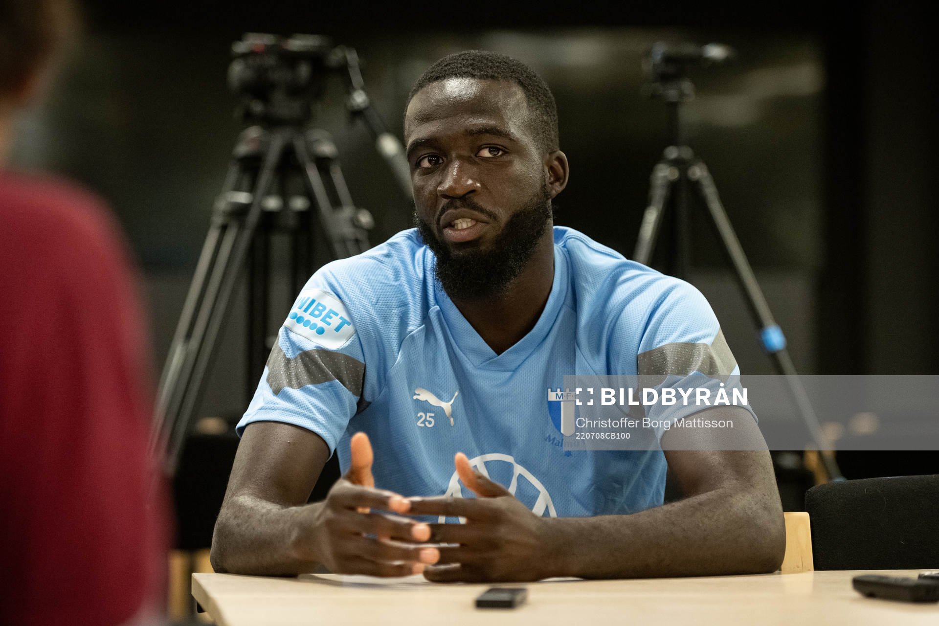 Mahame Siby i samtal med media efter en träning med Malmö FF den 8 juli 2022 i Malmö. 
