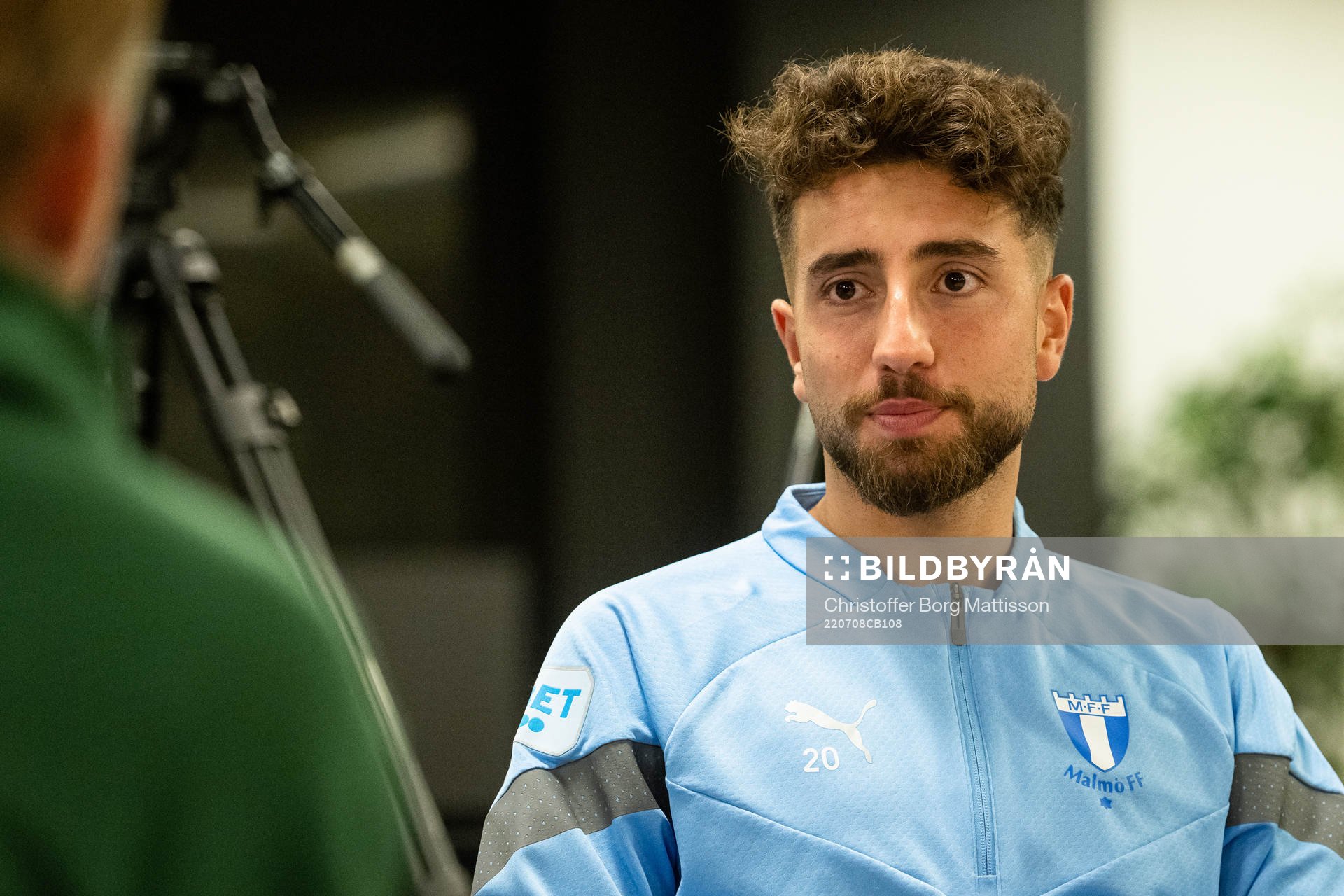 Moustafa Zeidan i samtal med media efter en träning med Malmö FF den 8 juli 2022 i Malmö. 