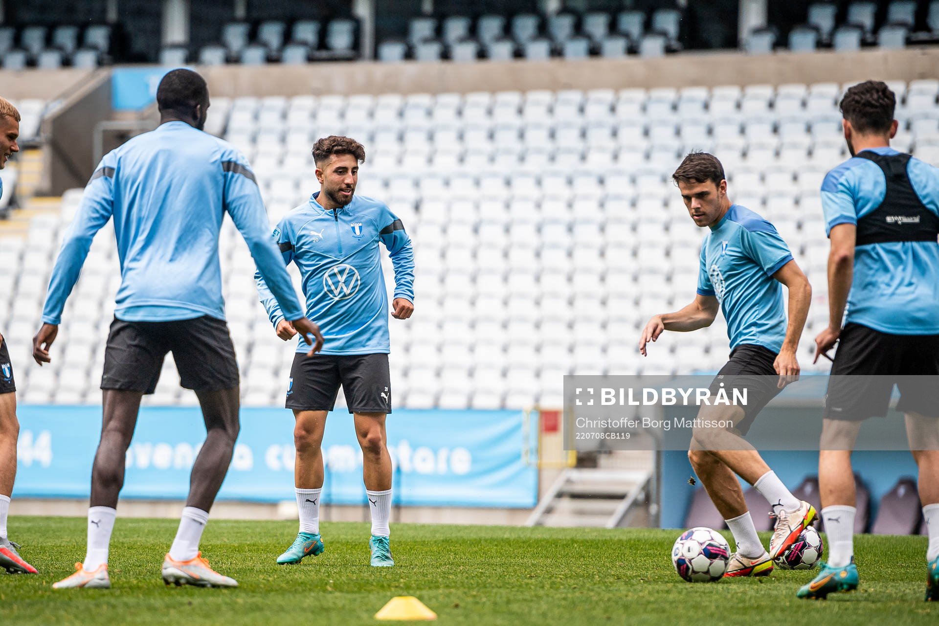 Moustafa Zeidan och Samuel Adrian under en träning med Malmö FF den 8 juli 2022 i Malmö. 