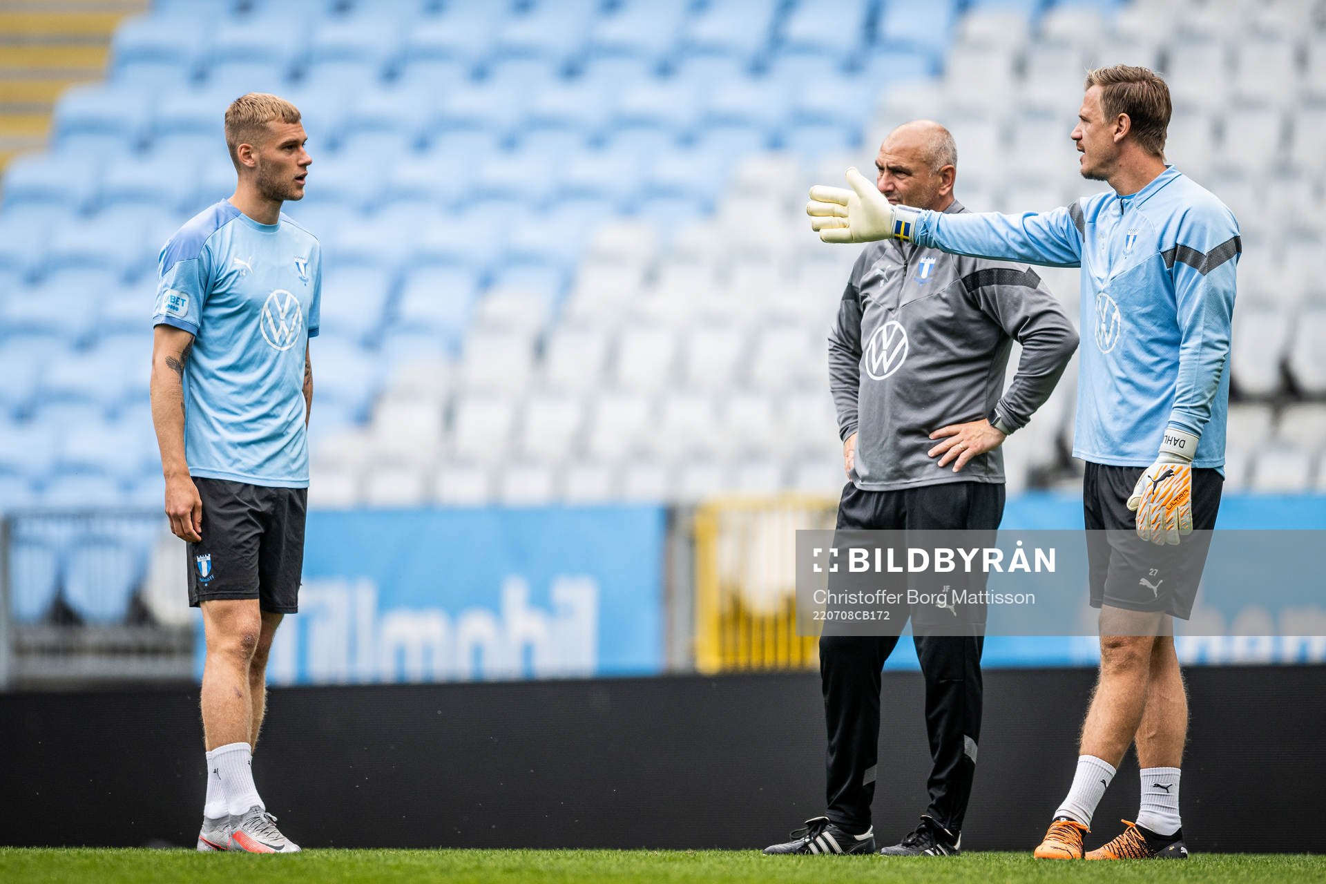Felix Beijmo i samtal med målvakt Johan Dahlin under en träning med Malmö FF den 8 juli 2022 i Malmö. 