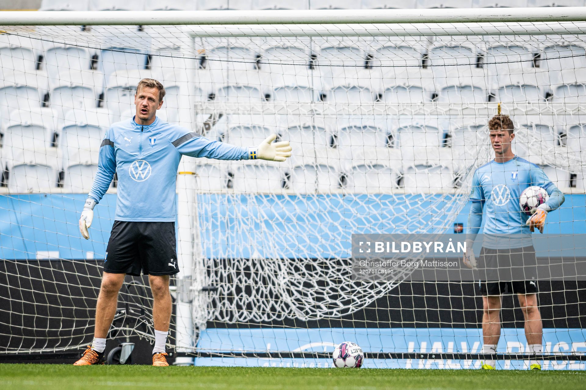 Målvakt Johan Dahlin och Viktor Andersson under en träning med Malmö FF den 8 juli 2022 i Malmö. 