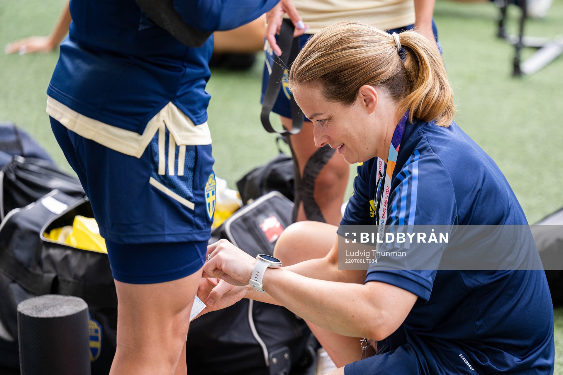 Linda Sembrant receives treatment from Jenny Larsson,