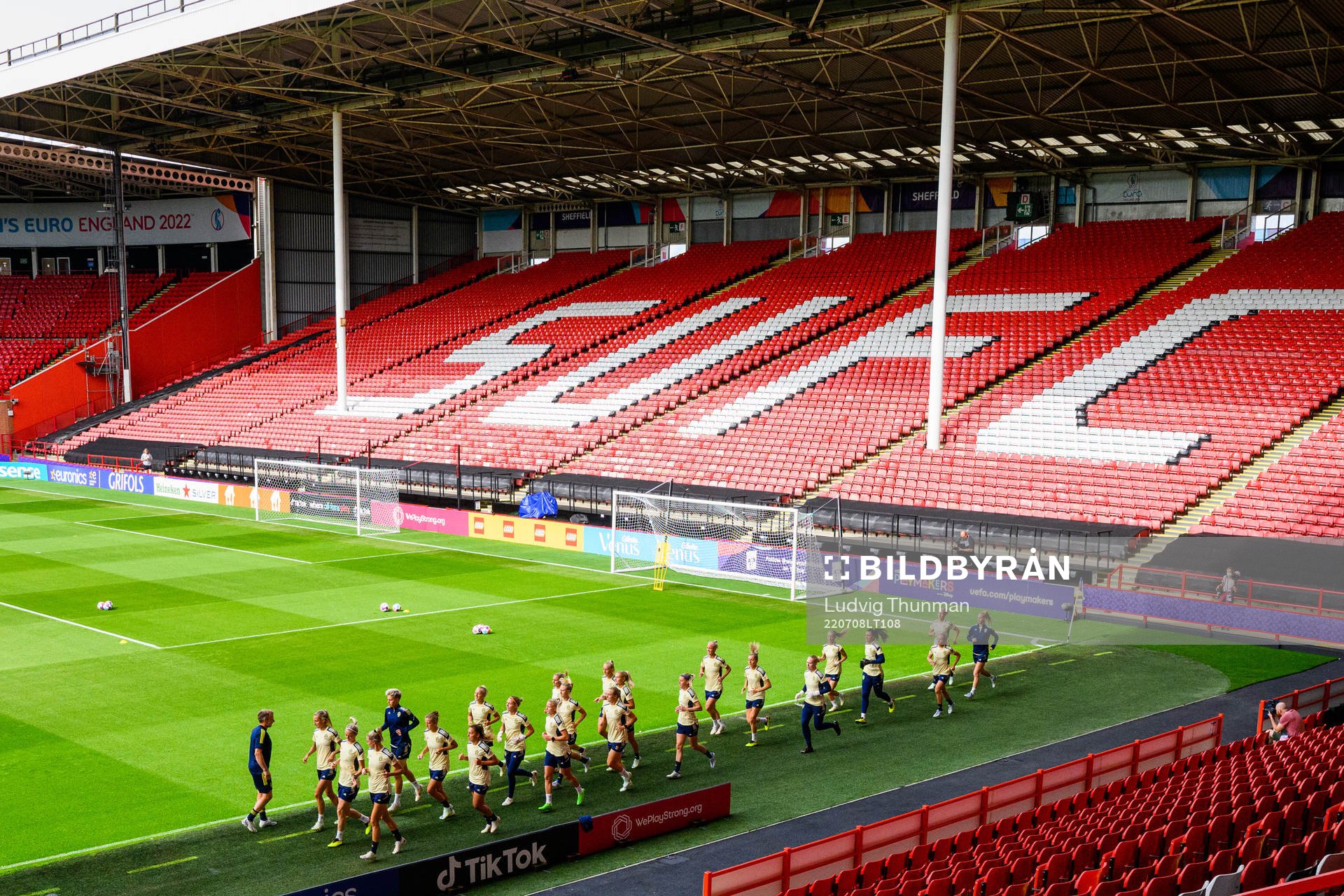 Players of Sweden warm up during a training session with the the women's Swedish national football team during the UEFA Women's Euro 2022 Championship on July 8, 2022 in Sheffield.