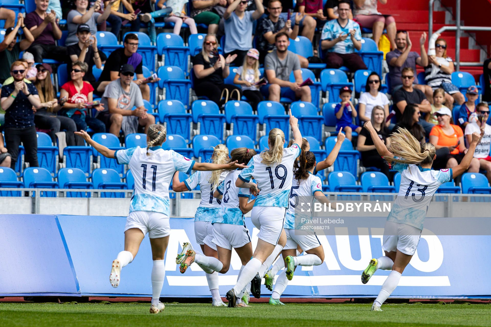 Players of Norway celebrate the 0-1 goal by Iris Omarsdottir