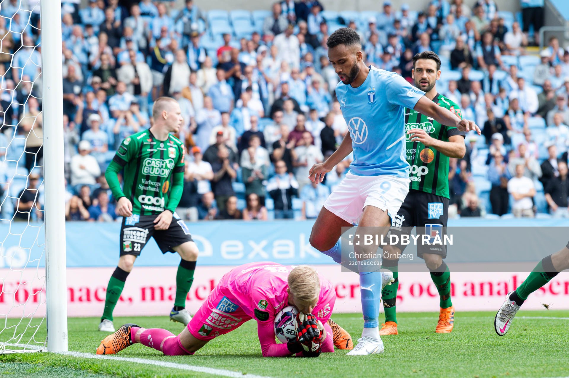 Malmö FFs Isaac Kiese Thelin och Varbergs målvakt Fredrik