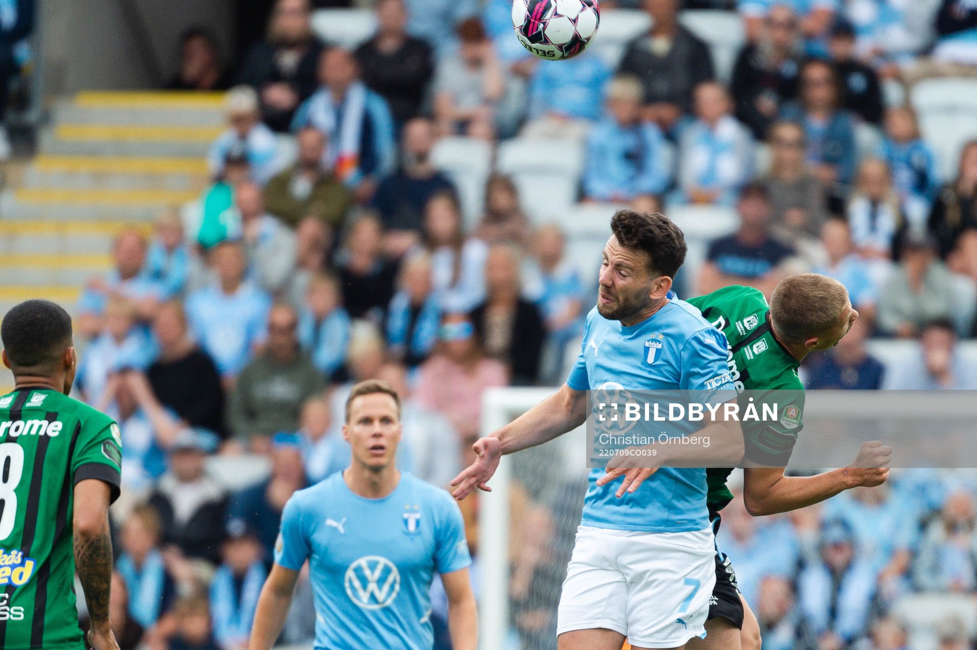 Malmö FFs Erdal Rakip och Varbergs Oliver Alfonsi under fotbollsmatchen i Allsvenskan mellan Malmö FF och Varberg den 9 juli 2022 i Malmö.