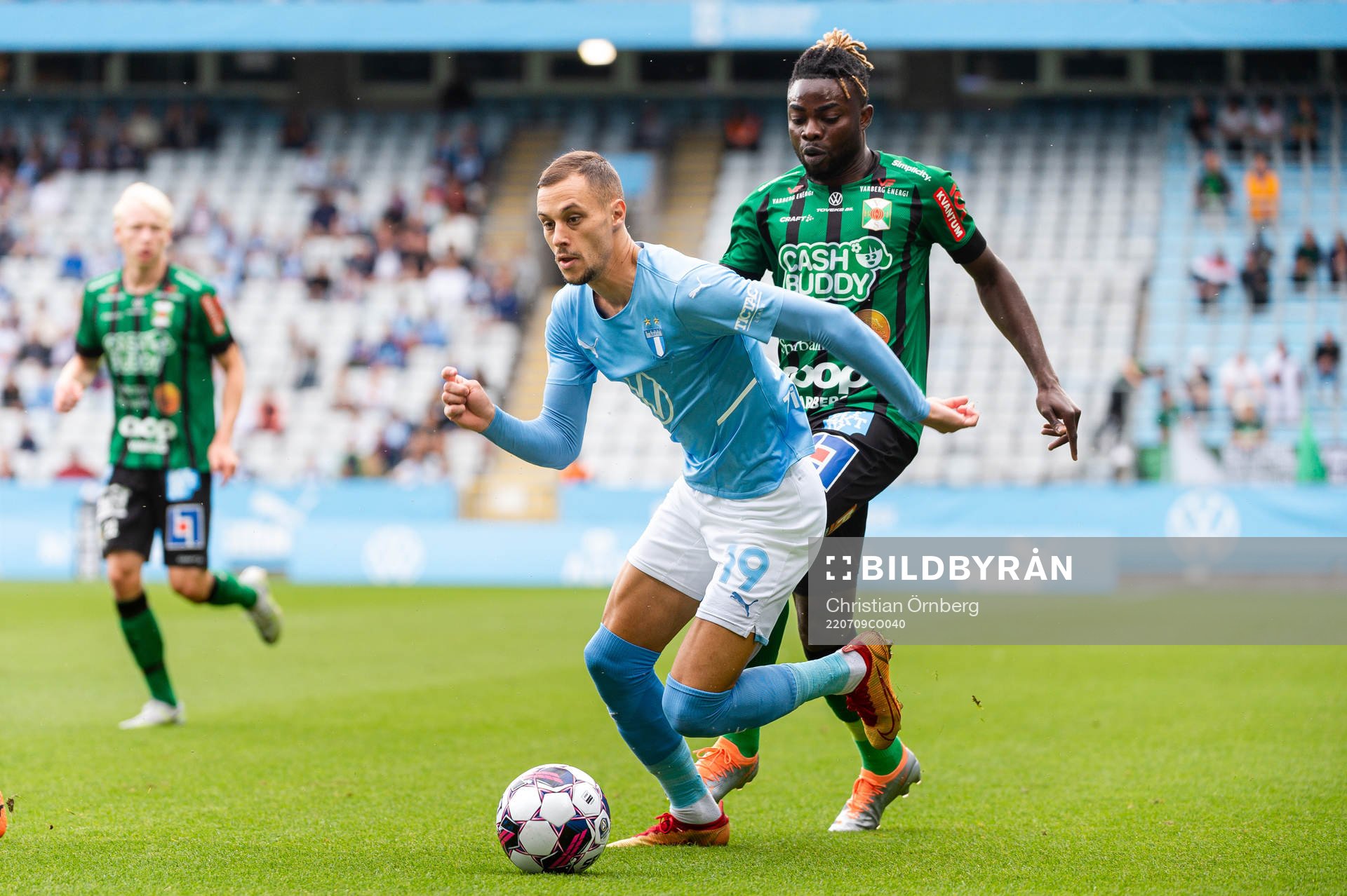 Malmö FFs Veljko Birmancevic och Varbergs Gideon Mensah
