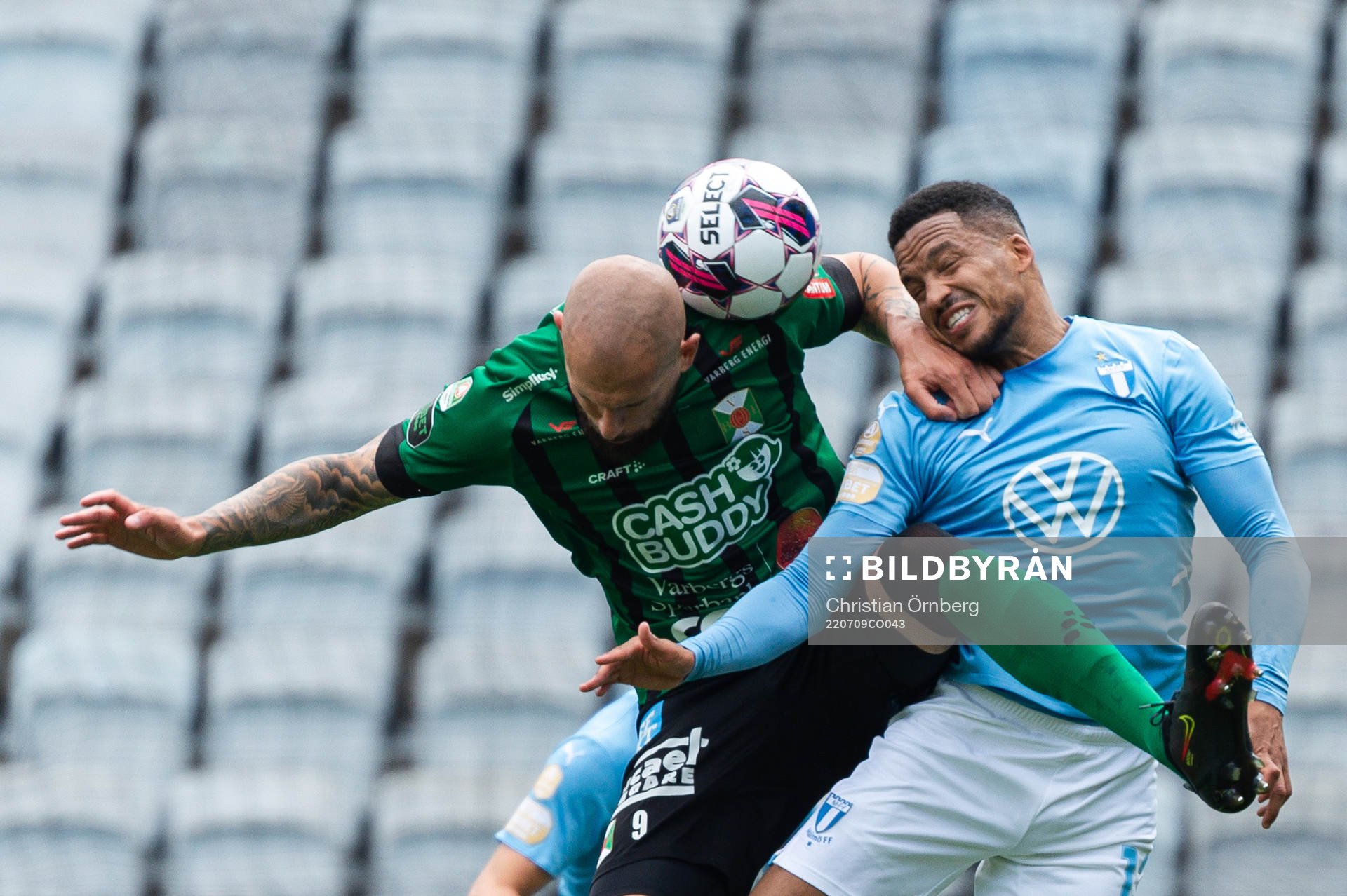 Varbergs Robin Simovic och Malmö FFs Martin Olsson