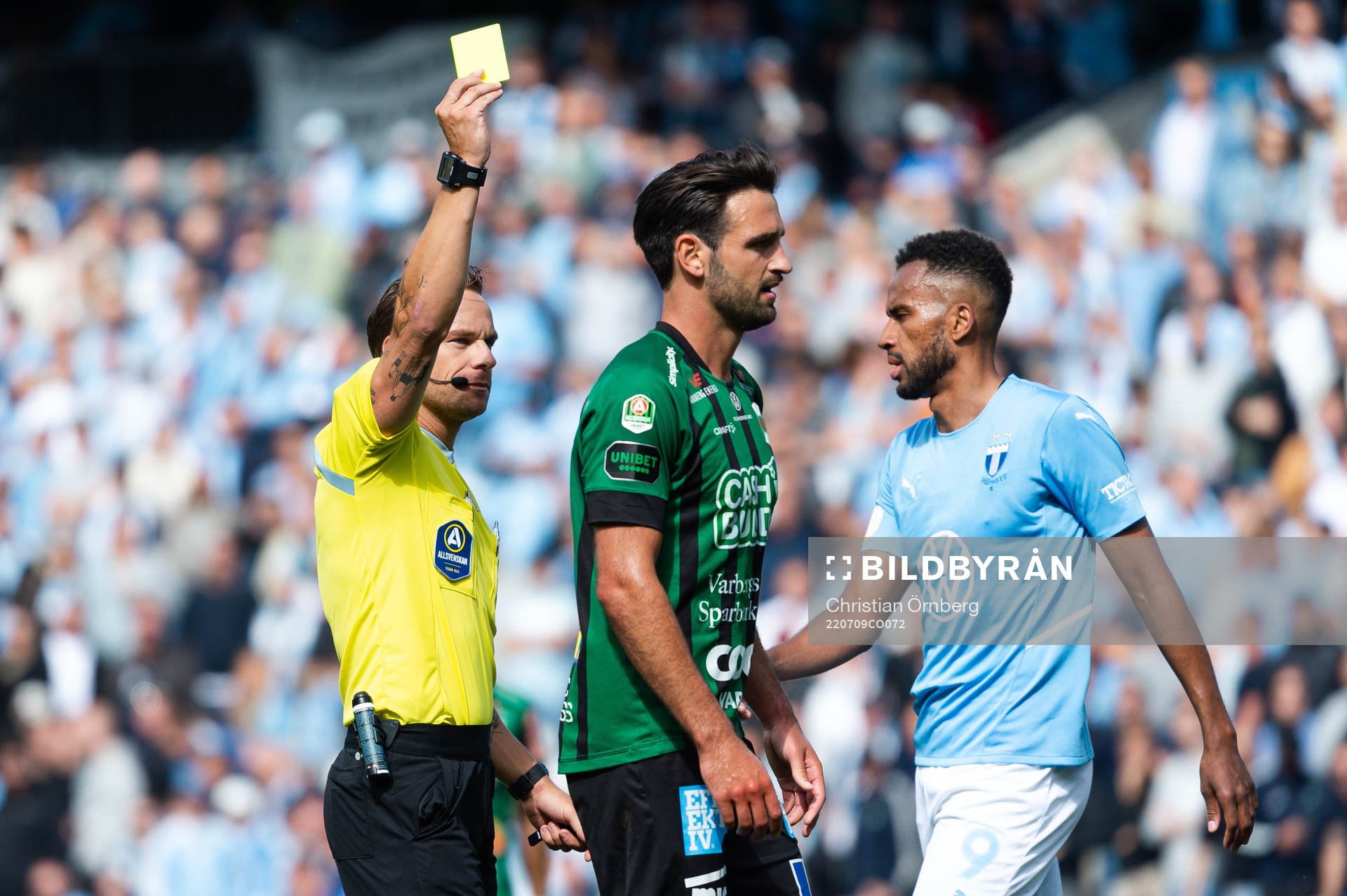 Varbergs Oliver Stanisic får en varning av domare