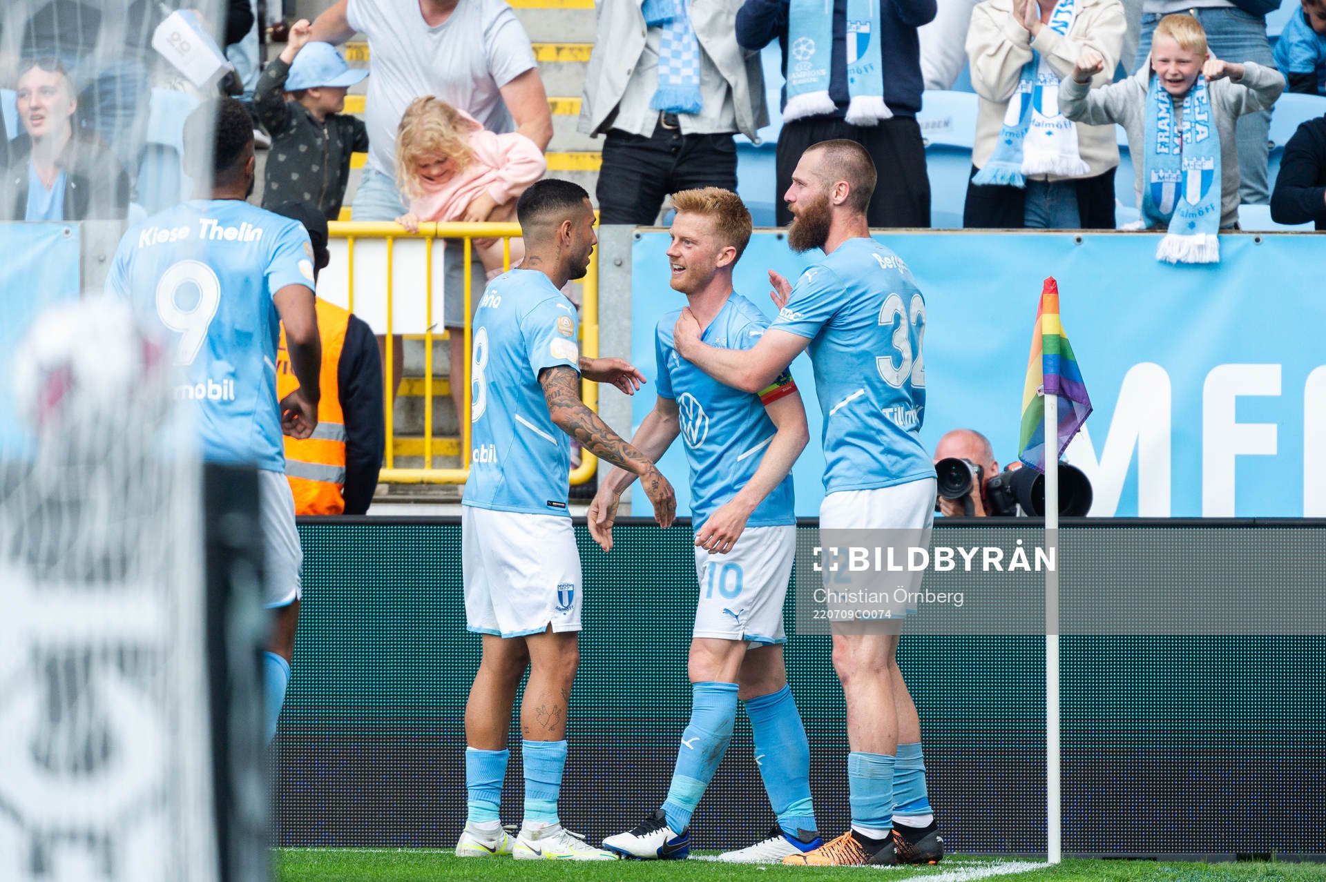Malmö FFs Sergio Pena , Anders Christiansen och Jo Inge Berget jublar efter 2-0 under fotbollsmatchen i Allsvenskan mellan Malmö FF och Varberg den 9 juli 2022 i Malmö.