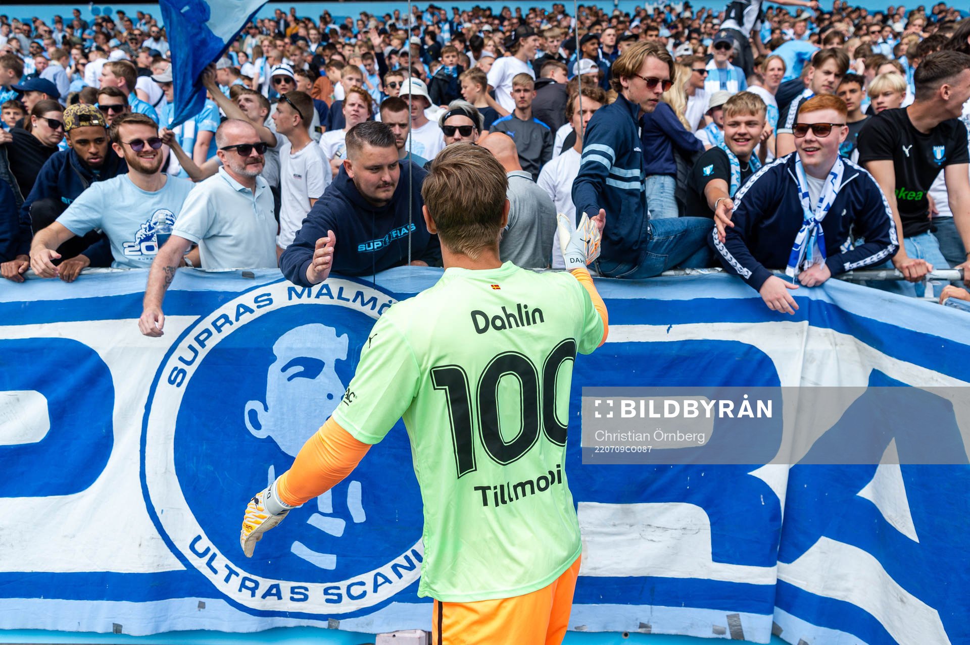 Malmö FFs målvakt Johan Dahlin jublar med supportrar