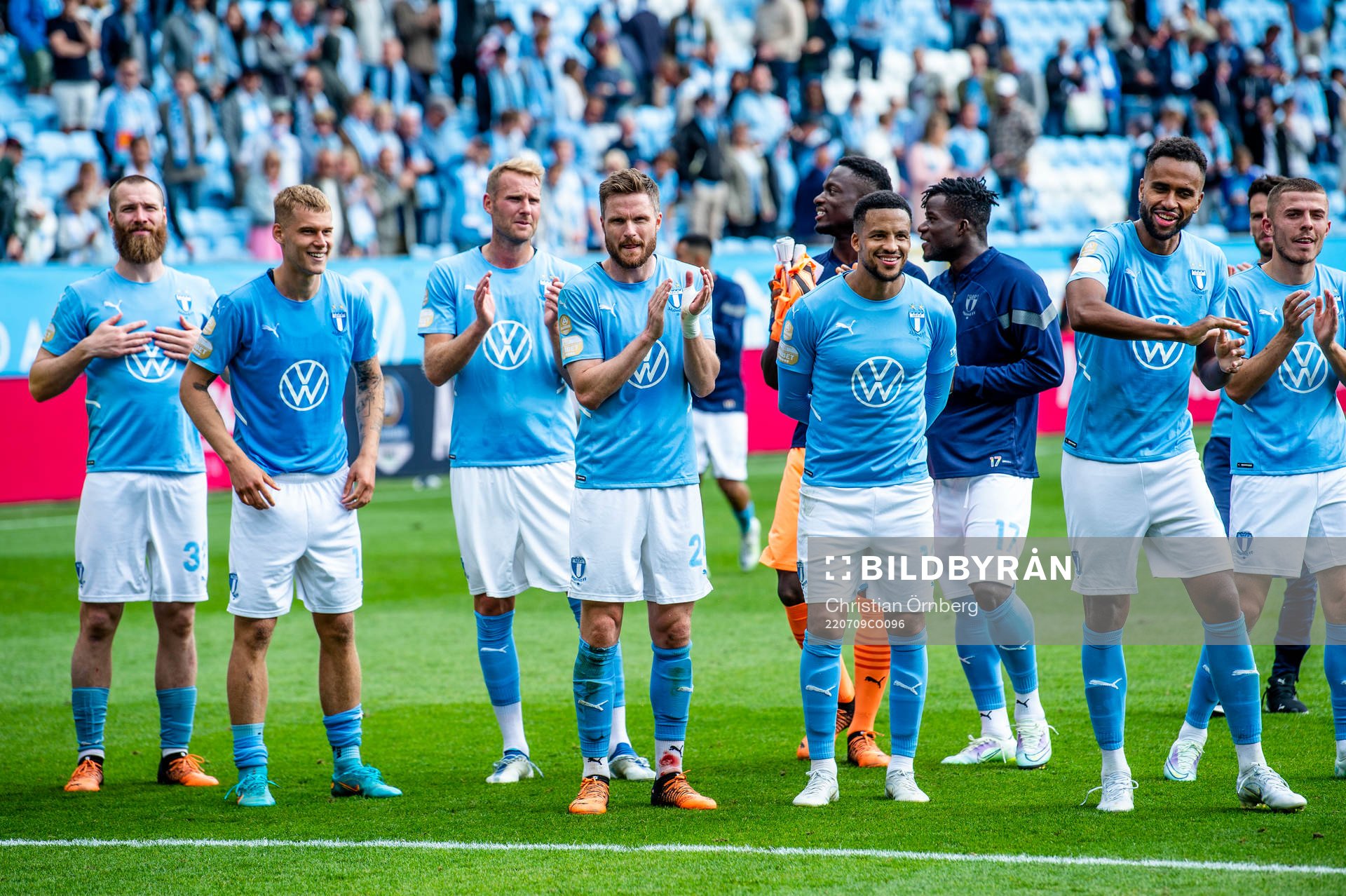Malmö FFs spelare jublar med supportrarna