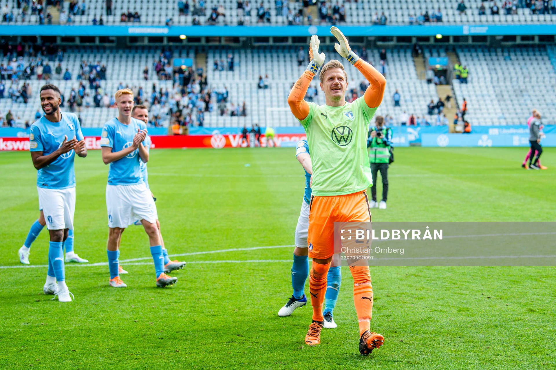 Malmö FFs målvakt Johan Dahlin jublar med supportrarna