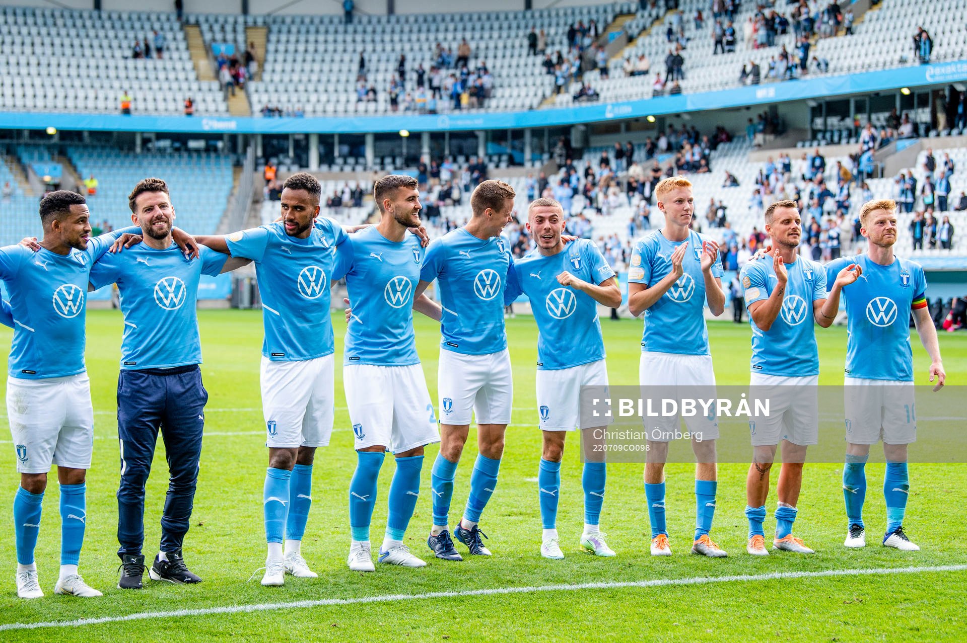 Malmö FFs spelare jublar med supportrarna efter fotbollsmatchen i Allsvenskan mellan Malmö FF och Varberg den 9 juli 2022 i Malmö. 