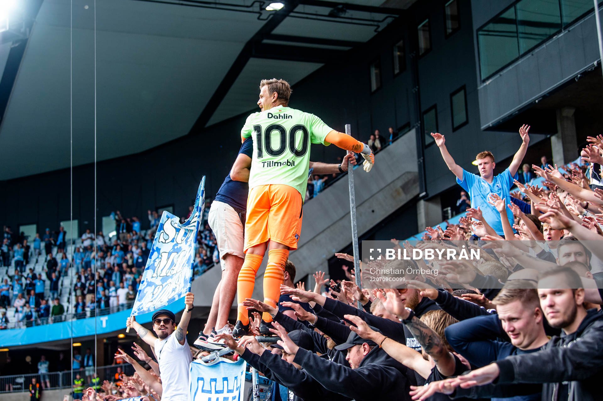 Malmö FFs målvakt Johan Dahlin jublar med supportrarna