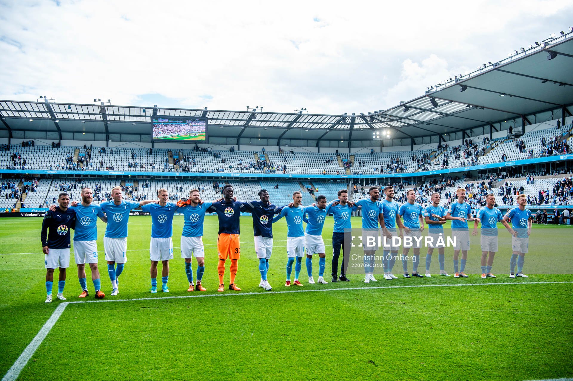Malmö FFs spelare jublar med supportrarna