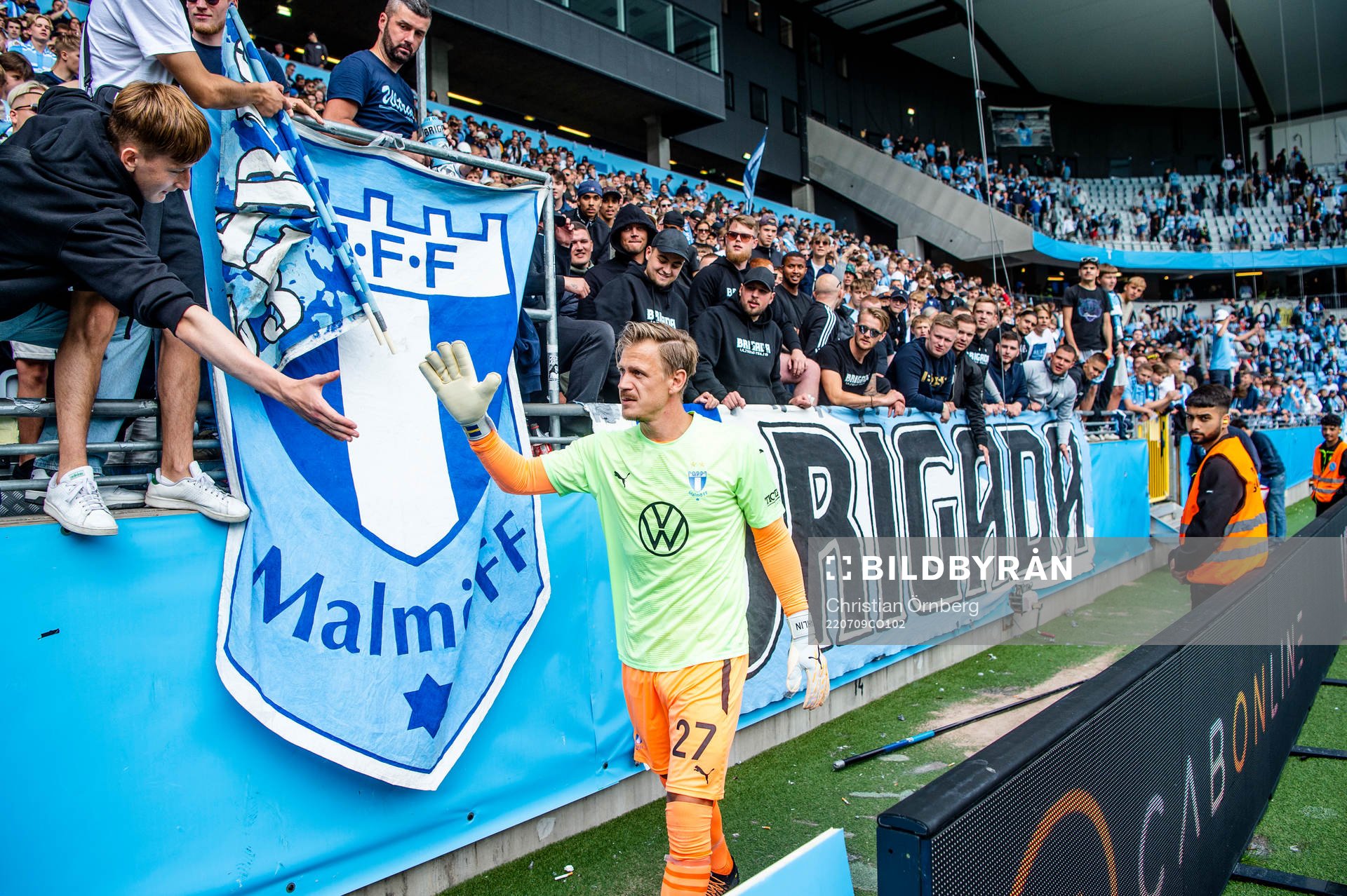Malmö FFs målvakt Johan Dahlin jublar med supportrarna