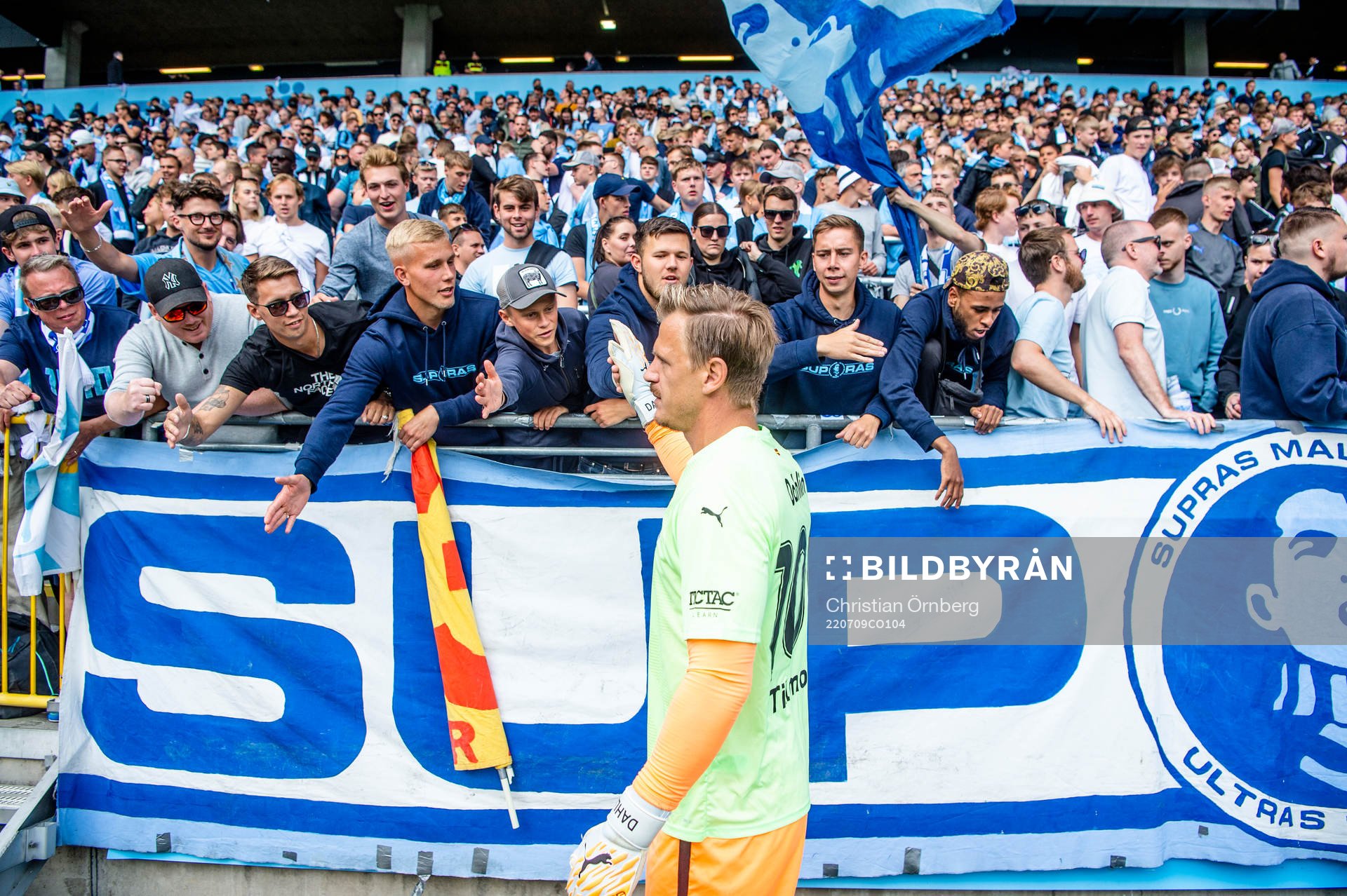 Malmö FFs målvakt Johan Dahlin jublar med supportrarna